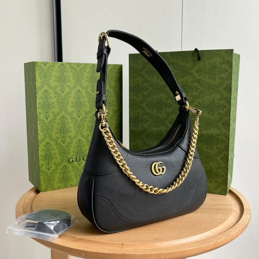 Actual shot #💰300 Style number: 731817 black Size: 25✖️19✖️7cm Gucci’s new hobo crescent bag is here. There are 3 shoulder straps in total. It can be carried on one shoulder, crossbody, or under the arm. The solid color is super easy to match. The whole atmosphere is full