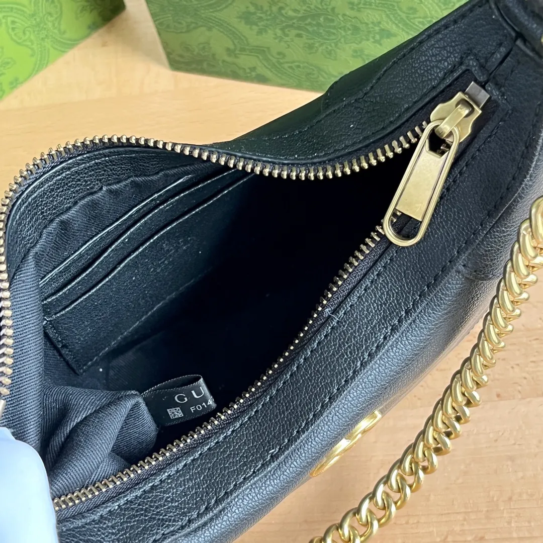 Actual shot #💰300 Style number: 731817 black Size: 25✖️19✖️7cm Gucci’s new hobo crescent bag is here. There are 3 shoulder straps in total. It can be carried on one shoulder, crossbody, or under the arm. The solid color is super easy to match. The whole atmosphere is full