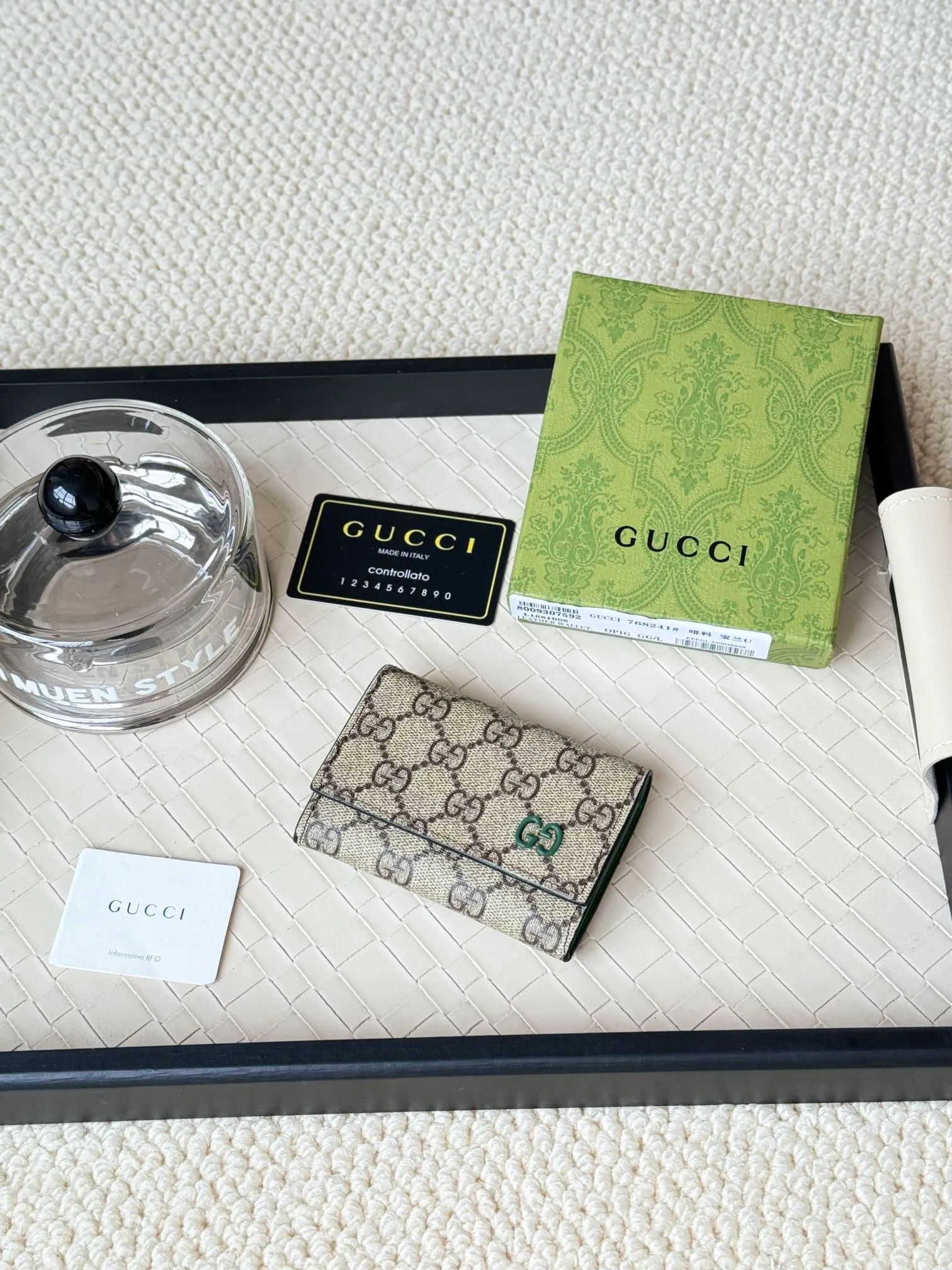 💰120 Gucci multi-functional card holder, lined with brightly colored lining, and the design of the coin bag is more practical. No.: 768241 Dimensions: 10.5x 7.0x 2.0 cm Small and exquisitely designed card holder, perfect for handbags or briefcases, both practical and beautiful!