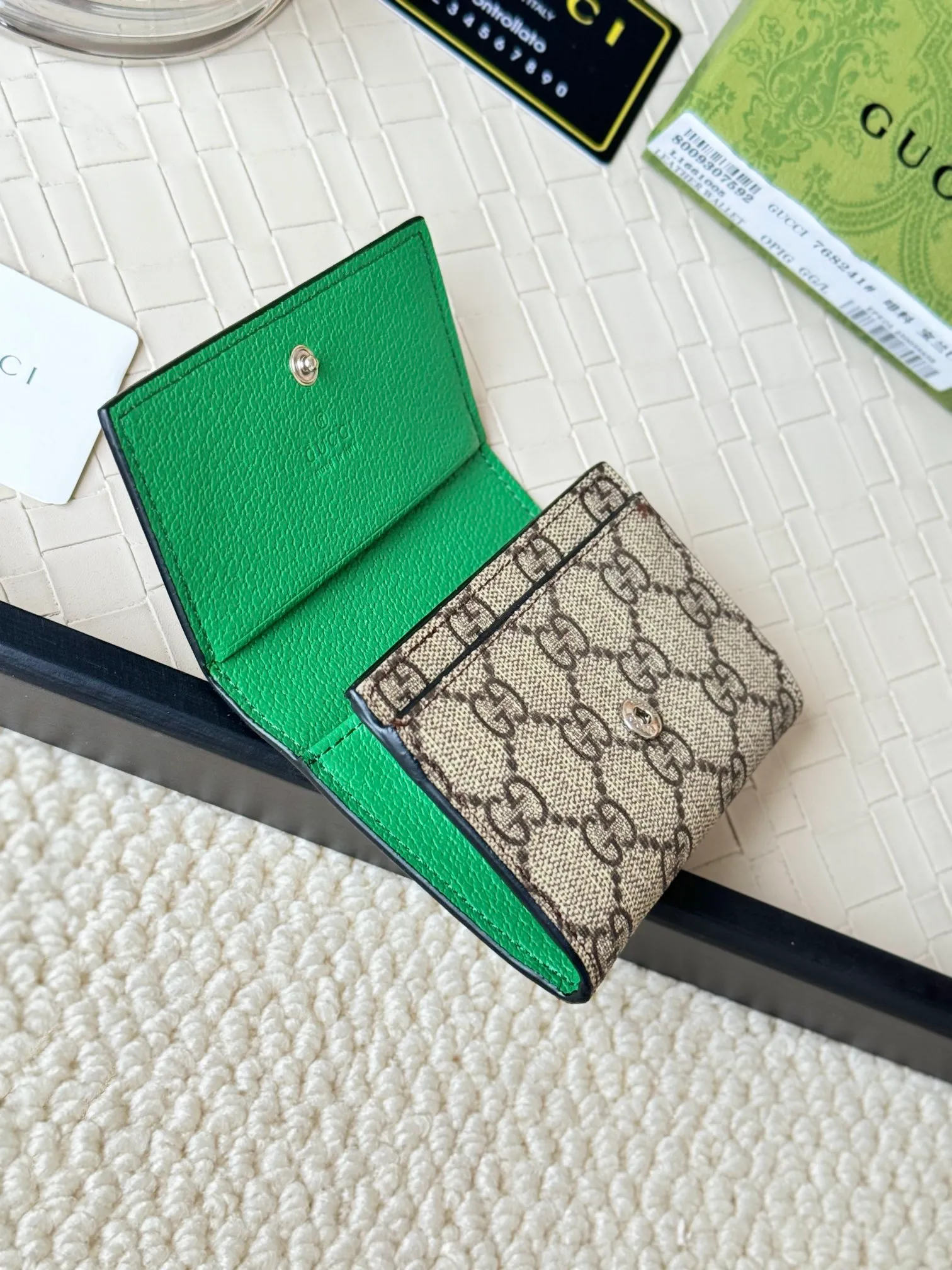 💰120 Gucci multi-functional card holder, lined with brightly colored lining, and the design of the coin bag is more practical. No.: 768241 Dimensions: 10.5x 7.0x 2.0 cm Small and exquisitely designed card holder, perfect for handbags or briefcases, both practical and beautiful!