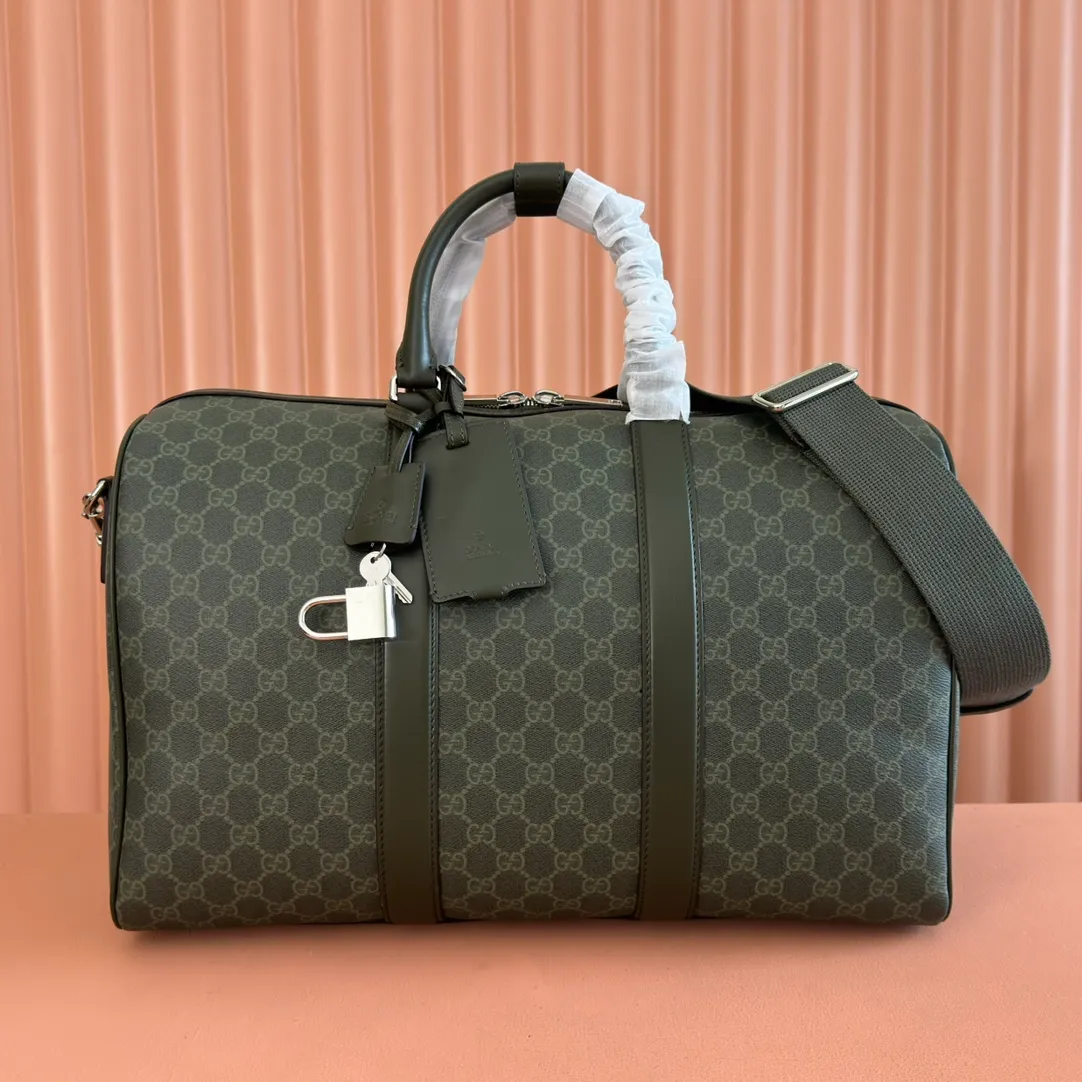 p1480. 💋💋💋"With full set of original counter gift packaging" [New Product] The 2025 autumn and winter series uses GG letter pattern coated fabric to reinterpret one of the brand's iconic patterns. This medium travel bag is crafted from innovative fabrics and finished with tonal leather trim for added style. Forest green GG monogram coated fabric Green leather trim Removable leather ID tag and keychain Top handle (10.5cm high) Removable canvas shoulder strap (54cm high) Zip closure Ident No.: 792074. Dimensions: 45cm (width) x 30cm (height) x 24.5cm (depth) Weight: approx. 2.1kg Color: green glue/PVC. Made in Italy