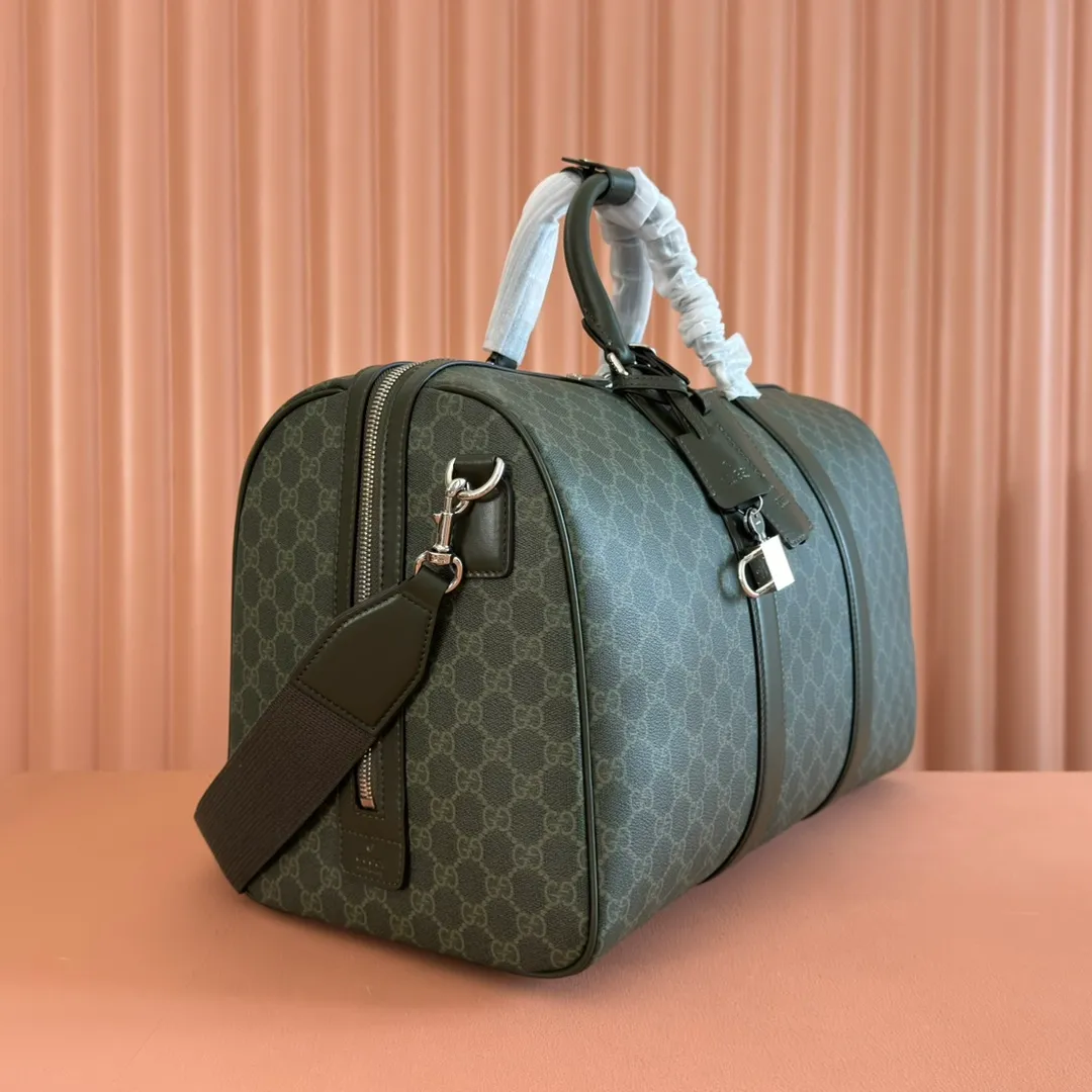 p1480. 💋💋💋"With full set of original counter gift packaging" [New Product] The 2025 autumn and winter series uses GG letter pattern coated fabric to reinterpret one of the brand's iconic patterns. This medium travel bag is crafted from innovative fabrics and finished with tonal leather trim for added style. Forest green GG monogram coated fabric Green leather trim Removable leather ID tag and keychain Top handle (10.5cm high) Removable canvas shoulder strap (54cm high) Zip closure Ident No.: 792074. Dimensions: 45cm (width) x 30cm (height) x 24.5cm (depth) Weight: approx. 2.1kg Color: green glue/PVC. Made in Italy