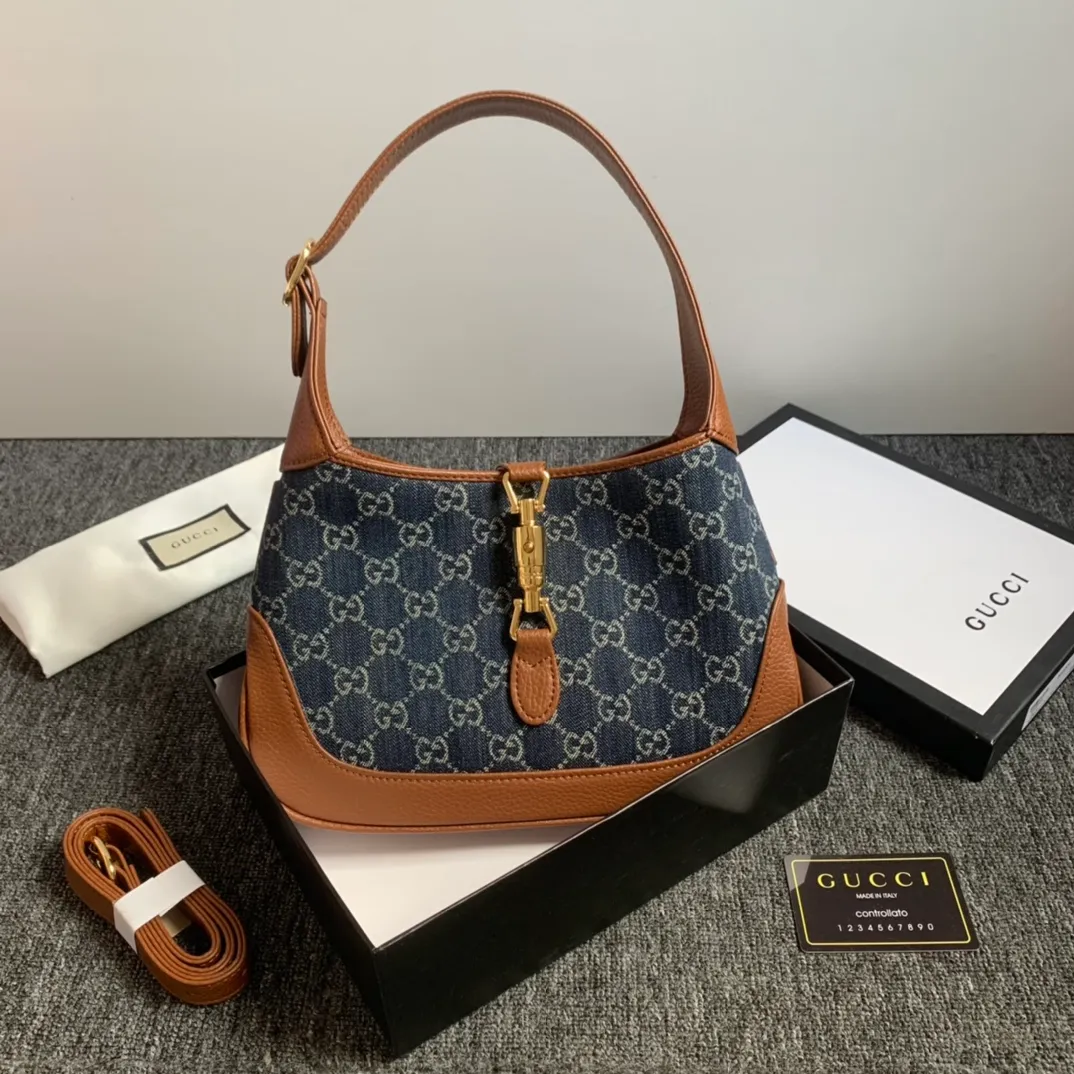 Actual shot #💰320 Model: 636706 Denim Size: 28×19×4 Gucci💝💝jackie 𝘿𝙀𝙉𝙄𝙈 Denim Series Armpit Bag 28 They say fashion is reincarnation. So this year’s fashion items must be indispensable with denim. Every major blogger and star has a retro bag. The new color denim and leather design is really awesome. It’s retro but not too solemn. The texture and color of the denim make it look a bit hippie and very everyday. I can think of countless combinations that are launched in limited editions to make you fall in love with retro denim🧢