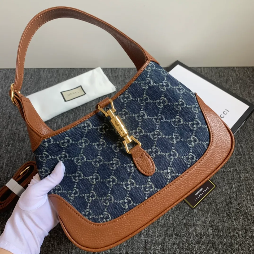 Actual shot #💰320 Model: 636706 Denim Size: 28×19×4 Gucci💝💝jackie 𝘿𝙀𝙉𝙄𝙈 Denim Series Armpit Bag 28 They say fashion is reincarnation. So this year’s fashion items must be indispensable with denim. Every major blogger and star has a retro bag. The new color denim and leather design is really awesome. It’s retro but not too solemn. The texture and color of the denim make it look a bit hippie and very everyday. I can think of countless combinations that are launched in limited editions to make you fall in love with retro denim🧢