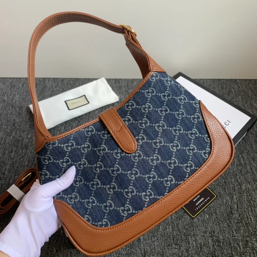 Actual shot #💰320 Model: 636706 Denim Size: 28×19×4 Gucci💝💝jackie 𝘿𝙀𝙉𝙄𝙈 Denim Series Armpit Bag 28 They say fashion is reincarnation. So this year’s fashion items must be indispensable with denim. Every major blogger and star has a retro bag. The new color denim and leather design is really awesome. It’s retro but not too solemn. The texture and color of the denim make it look a bit hippie and very everyday. I can think of countless combinations that are launched in limited editions to make you fall in love with retro denim🧢