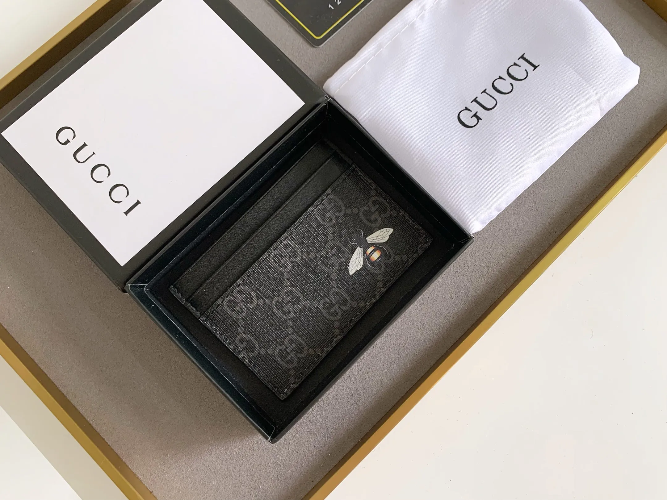 💰90 💎 (Bee pattern) Top original quality, GUCCI classic popular printed card holder, exclusive background, real shot. The card holder is made of GG Supreme high-grade man-made canvas with exquisite patterns💯! Style number: 451277 Size: 10x7.5cm
