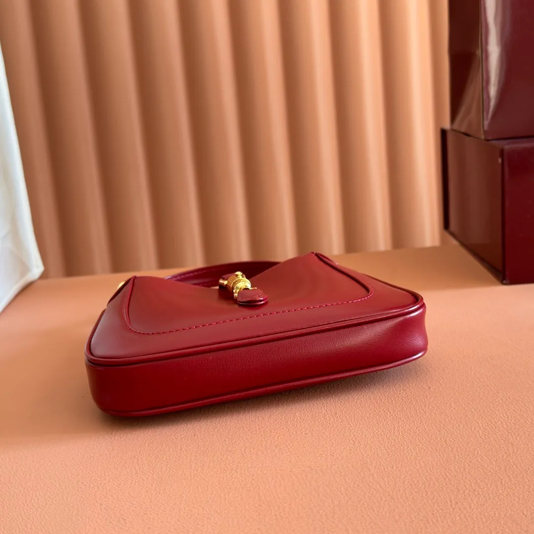 p1080. 📣📣📣 [Original leather accessories 🌈Full set of counter packaging]🔥🔥The classic Jackie 1961 series handbags have been reinterpreted in the 2020 autumn and winter series and launched into exquisite and compact mini designs. Jackie first appeared in 1961 and became a symbol of celebrity lifestyle in the 1960s and 1970s. She was often called "The Jackie" because she often appeared with the idol of the era Jackie Kennedy. This highly recognizable handbag returns to the forefront of fashion this season. It is made of GG Supreme canvas and equipped with an additional detachable shoulder strap. The second shoulder strap can be fastened to the bag with a buckle, adding a modern touch to the archive design, creating a variety of carrying options such as hand-held, shoulder or cross-body. Model: 637092 Size 19.13.3