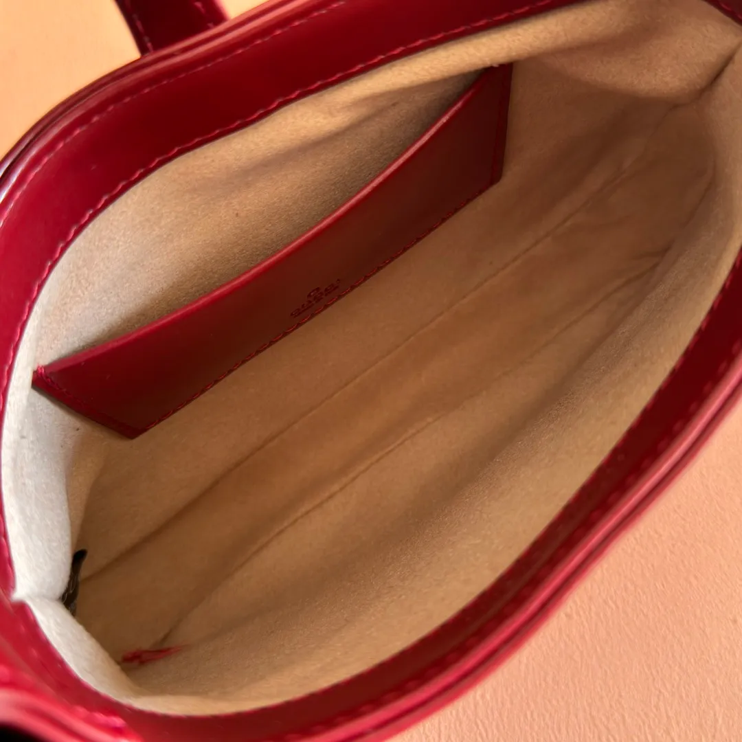 p1080. 📣📣📣 [Original leather accessories 🌈Full set of counter packaging]🔥🔥The classic Jackie 1961 series handbags have been reinterpreted in the 2020 autumn and winter series and launched into exquisite and compact mini designs. Jackie first appeared in 1961 and became a symbol of celebrity lifestyle in the 1960s and 1970s. She was often called "The Jackie" because she often appeared with the idol of the era Jackie Kennedy. This highly recognizable handbag returns to the forefront of fashion this season. It is made of GG Supreme canvas and equipped with an additional detachable shoulder strap. The second shoulder strap can be fastened to the bag with a buckle, adding a modern touch to the archive design, creating a variety of carrying options such as hand-held, shoulder or cross-body. Model: 637092 Size 19.13.3