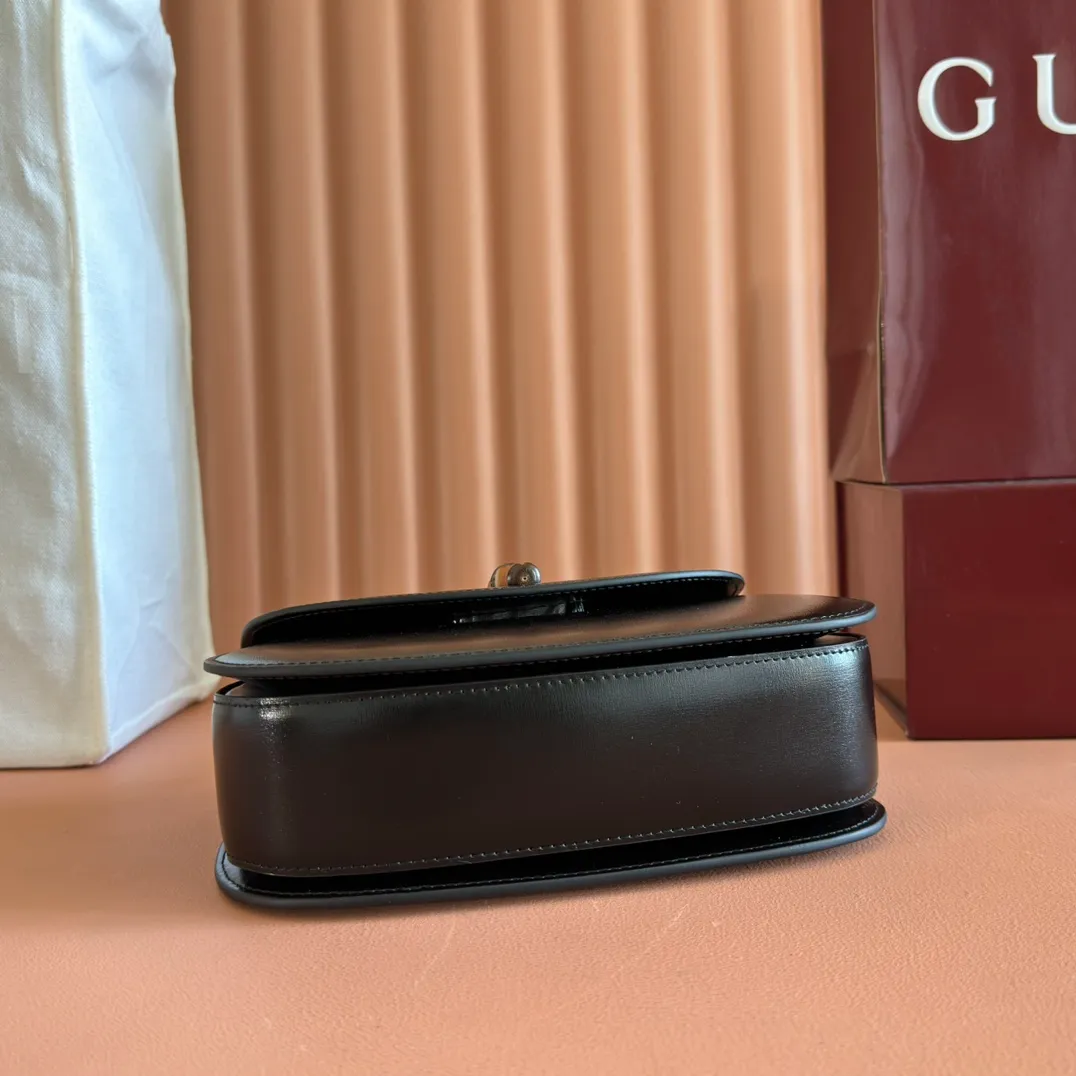 p1660. 💋💋💋【Original leather accessories🌈 Equipped with full counter packaging】🔥🔥The bamboo knot symbolizes Gucci’s endless design heritage. The bamboo handles on this bag are bent into shape by the flames. This craft originated from Florentine craftsmen in the post-World War II period. The handbag is made of green leather and equipped with a detachable webbing shoulder strap, creating a variety of carrying options that can be carried on the shoulder or in the hand. Gucci's "Aria-Fashion Aria" series focuses on practical and versatile designs, using diverse ways of wearing to interpret timeless classic items. Green leather, antique gold-toned bamboo accessories, red and blue webbing, style number: 675797, small size: 21x 15x 7cm.