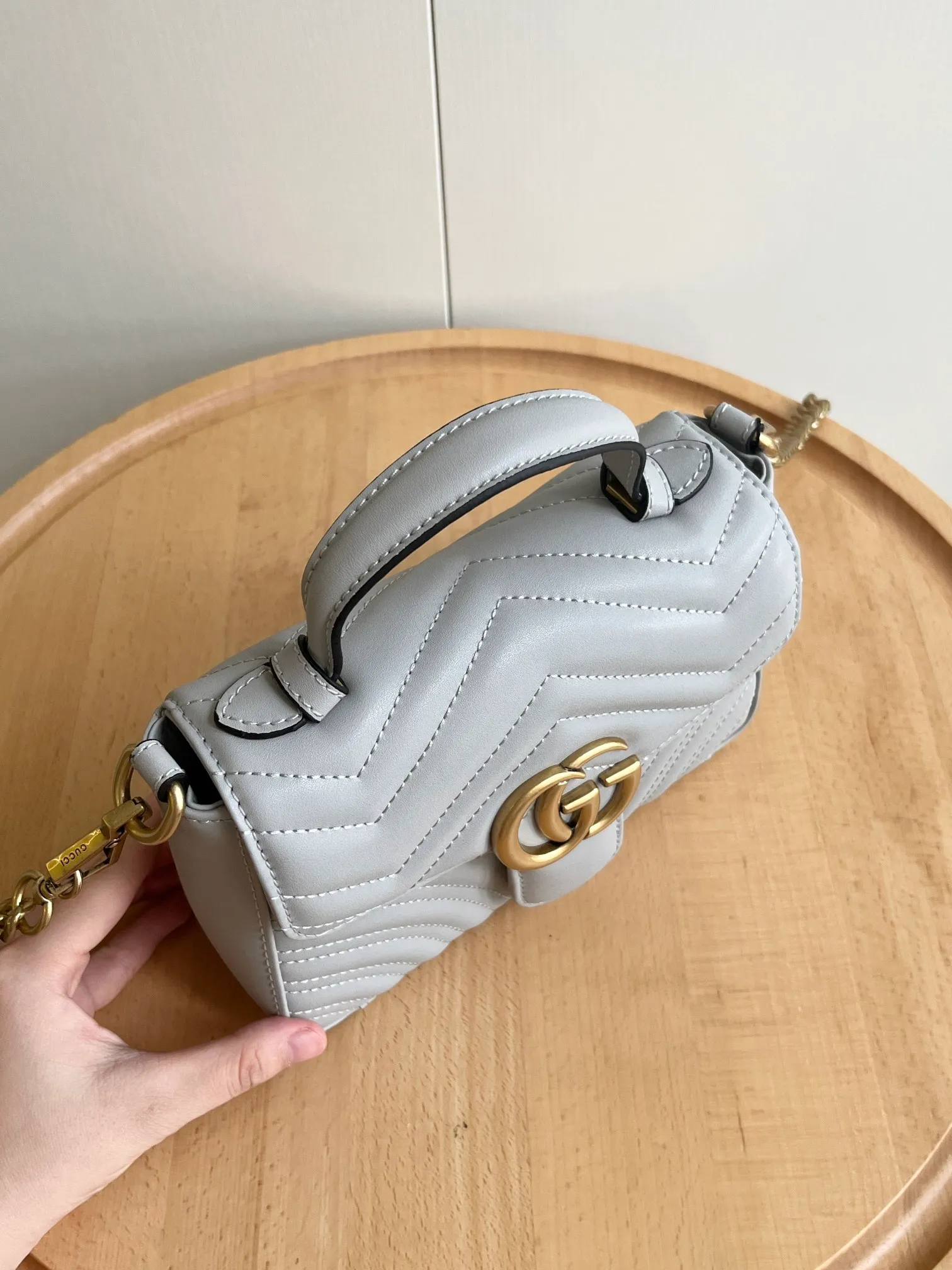 Actual shot #💰320 Style number: 583571 gray/547260 Size: 21*15.5*8cm GG Marmont mini messenger bag is still in the limelight this year. The iconic double G logo carries Gucci’s literary and romantic story. The new mini series fully embodies retro and gorgeousness. It is so cute ~ Hand-held ✅ One-shoulder ✅ Cross-body ✅