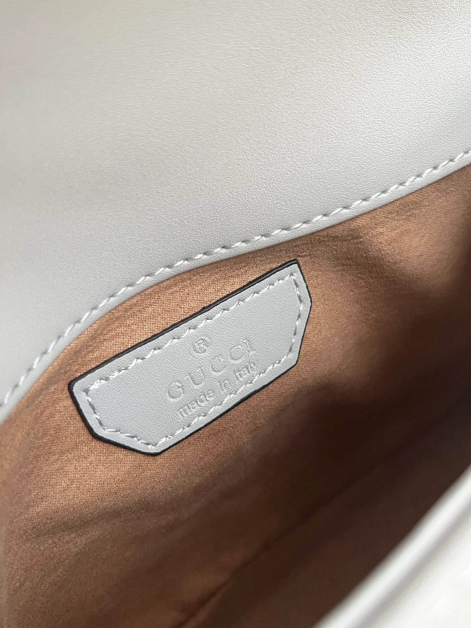 Actual shot #💰320 Style number: 583571 gray/547260 Size: 21*15.5*8cm GG Marmont mini messenger bag is still in the limelight this year. The iconic double G logo carries Gucci’s literary and romantic story. The new mini series fully embodies retro and gorgeousness. It is so cute ~ Hand-held ✅ One-shoulder ✅ Cross-body ✅