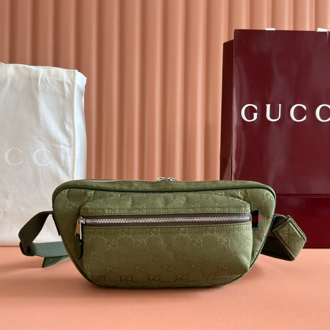 p900. 💋💋💋【With full set of original counter packaging】【New Product】This item is crafted with GG canvas to pay tribute to the instantly recognizable monogram pattern of Guccio Gucci, the founder of the brand. Interpreting a new forest green tone, it adds a modern touch to daily accessories, and the webbing details double the charm of the entire design. Forest green GG canvas Forest green piping Red and green web details Nylon lining Triangular shaped sides Interior: One leather open pocket External: One zippered pocket Removable and adjustable shoulder strap (55cm high) Zip closure Color: 834462. Dimensions: 30cm (width) x 15cm (height) x 10cm (depth) Weight: approx. 0.6kg Color: forest green/green cloth. Made in Italy