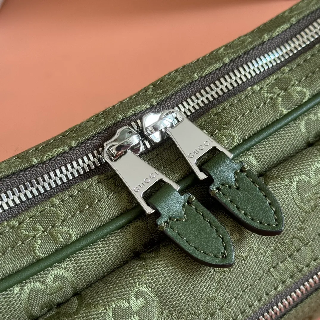 p900. 💋💋💋【With full set of original counter packaging】【New Product】This item is crafted with GG canvas to pay tribute to the instantly recognizable monogram pattern of Guccio Gucci, the founder of the brand. Interpreting a new forest green tone, it adds a modern touch to daily accessories, and the webbing details double the charm of the entire design. Forest green GG canvas Forest green piping Red and green web details Nylon lining Triangular shaped sides Interior: One leather open pocket External: One zippered pocket Removable and adjustable shoulder strap (55cm high) Zip closure Color: 834462. Dimensions: 30cm (width) x 15cm (height) x 10cm (depth) Weight: approx. 0.6kg Color: forest green/green cloth. Made in Italy