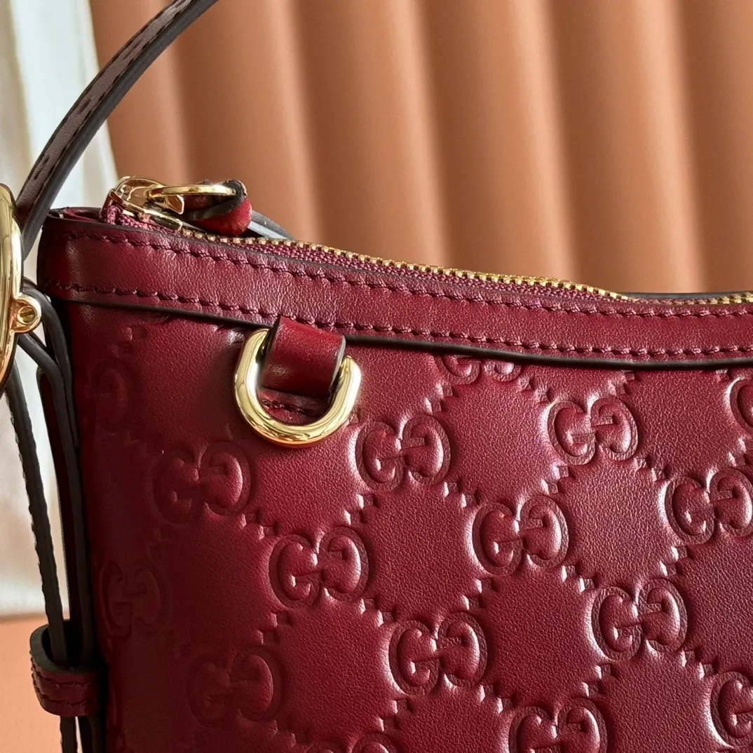 p1140. 💋💋💋"With full set of original counter packaging" [New Product] 2025 Autumn and Winter Series, the GG Emblem series reinterprets the brand's timeless elegance and exquisite craftsmanship. This shoulder bag is crafted from GG embossed leather, showing off its exquisite texture. Gucci Rosso Ancora GG printed embossed leather Light gold tone accessories Gucci Rosso Ancora cotton lining The bag pictured is sold separately and does not come with the bag charm. Interior: Zippered pocket Adjustable leather shoulder strap: Height: 16 cm - 26 cm; Length: 72 cm Zipper closure Ident: 847449. Dimensions: 30cm (W) x 19cm (H) x 11cm (D) Weight: Approx. 0.45kg Color: Anchor Red embossed. Made in Italy