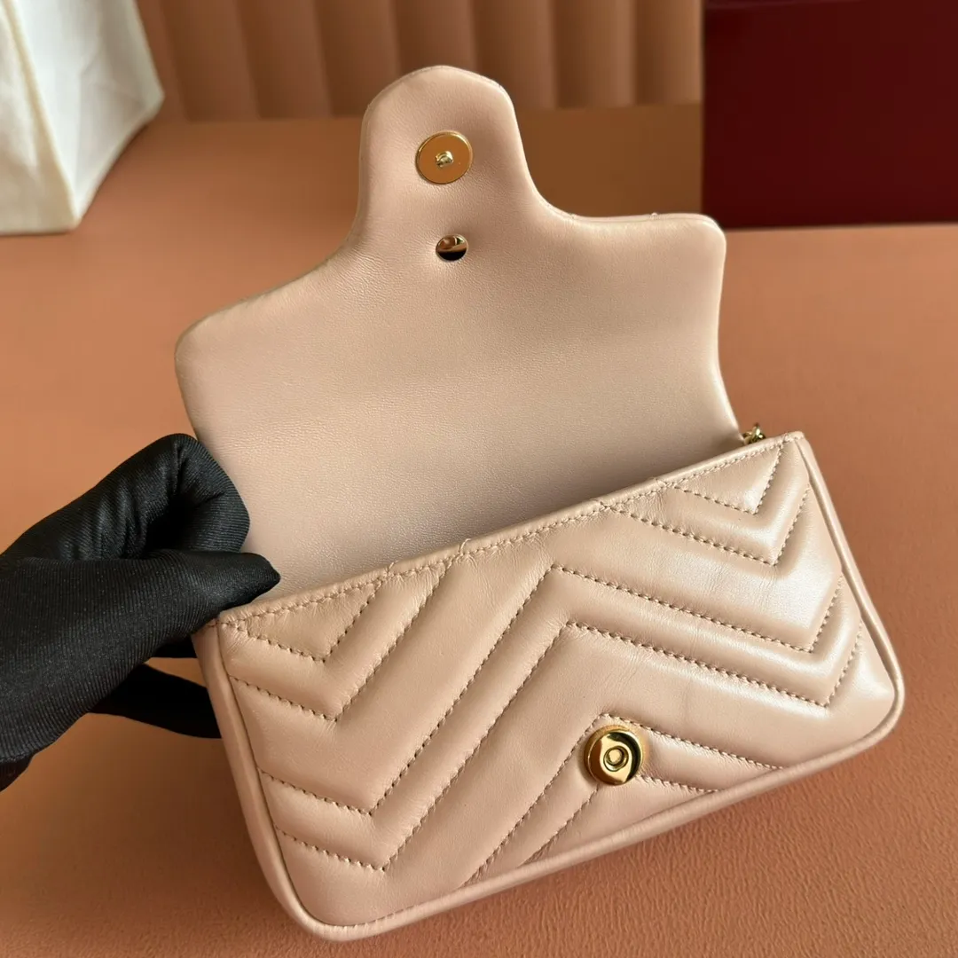 p900💋💋💋Imported original sheepskin pure copper hardware [Original leather configuration counter complete package] The brand's iconic GG Marmont series is ingeniously integrated with double G styling accessories and faceted chain straps, and soft leather is selected to create a bag with soft lines. This mini bag is embellished with the brand's archive logo, which debuted in the 1970s. Black V-shaped Matelassé sheepskin. Silver-tone hardware. Silver-tone hardware. Double G. Chain shoulder strap (60 cm high). Magnetic snap closure. Weight: approx. 0.35 kg. Ident number: 841290. Dimensions: 16.5cm (width) x 9.5cm (height) x 4.5cm (depth) Color: pink full leather/original leather. Made in Italy