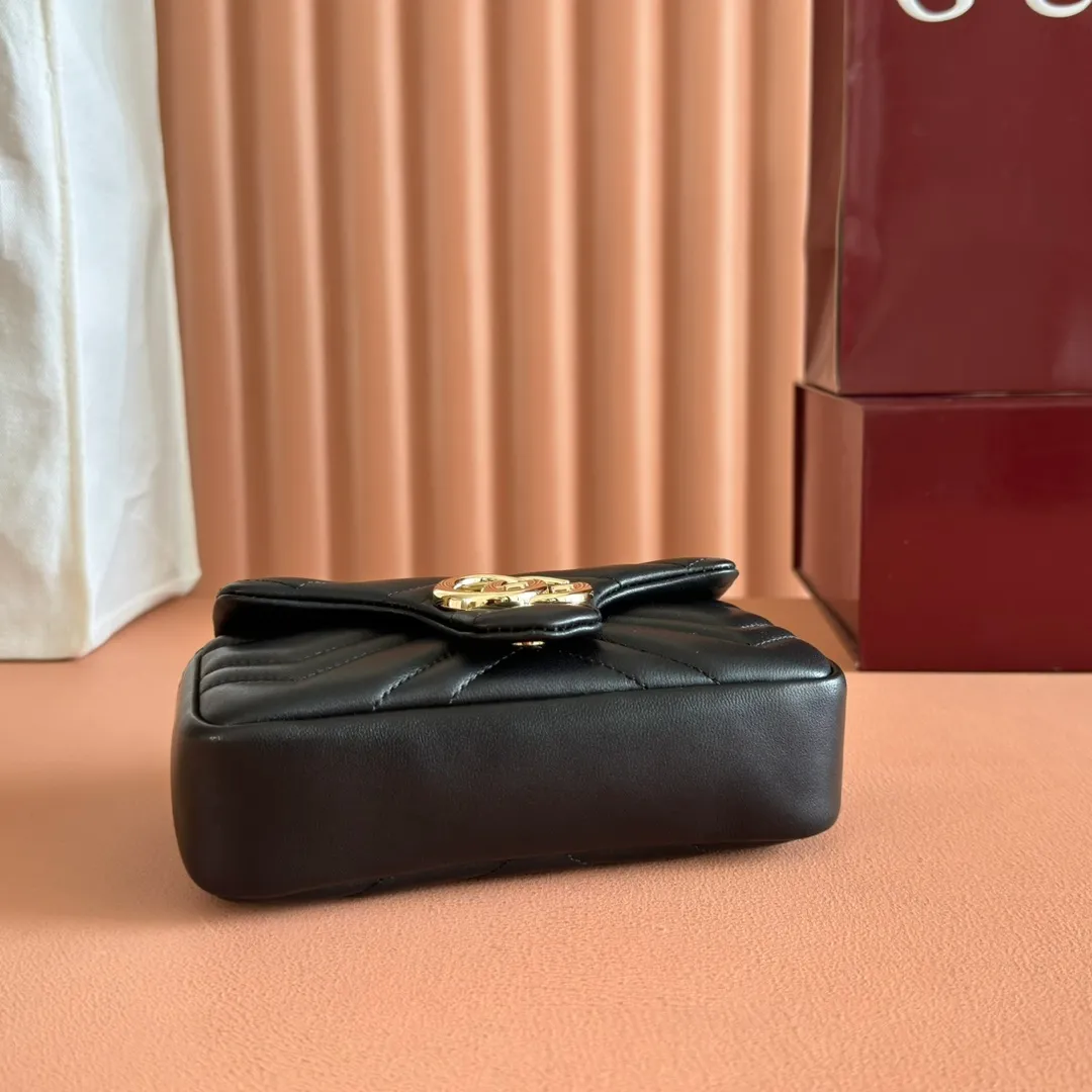 p900💋💋💋Imported original sheepskin pure copper hardware [Original leather configuration counter complete package] The brand's iconic GG Marmont series is ingeniously integrated with double G styling accessories and faceted chain straps, and soft leather is selected to create a bag with soft lines. This mini bag is embellished with the brand's archive logo, which debuted in the 1970s. Black V-shaped Matelassé sheepskin. Silver-tone hardware. Silver-tone hardware. Double G. Chain shoulder strap (60 cm high). Magnetic snap closure. Weight: approx. 0.35 kg. Ident number: 841290. Dimensions: 16.5cm (width) x 9.5cm (height) x 4.5cm (depth) Color: black full leather/original leather. Made in Italy