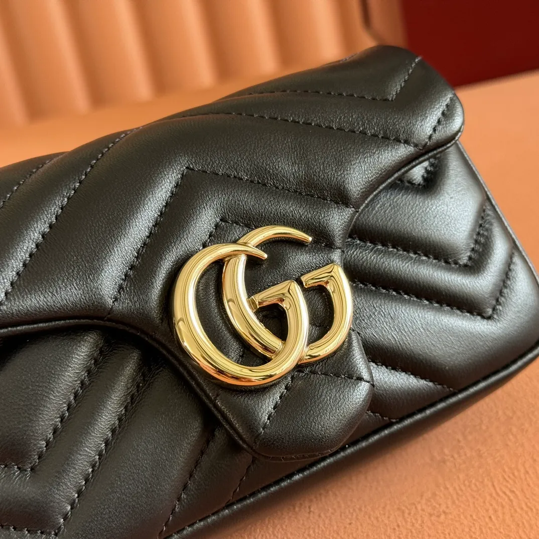 p900💋💋💋Imported original sheepskin pure copper hardware [Original leather configuration counter complete package] The brand's iconic GG Marmont series is ingeniously integrated with double G styling accessories and faceted chain straps, and soft leather is selected to create a bag with soft lines. This mini bag is embellished with the brand's archive logo, which debuted in the 1970s. Black V-shaped Matelassé sheepskin. Silver-tone hardware. Silver-tone hardware. Double G. Chain shoulder strap (60 cm high). Magnetic snap closure. Weight: approx. 0.35 kg. Ident number: 841290. Dimensions: 16.5cm (width) x 9.5cm (height) x 4.5cm (depth) Color: black full leather/original leather. Made in Italy