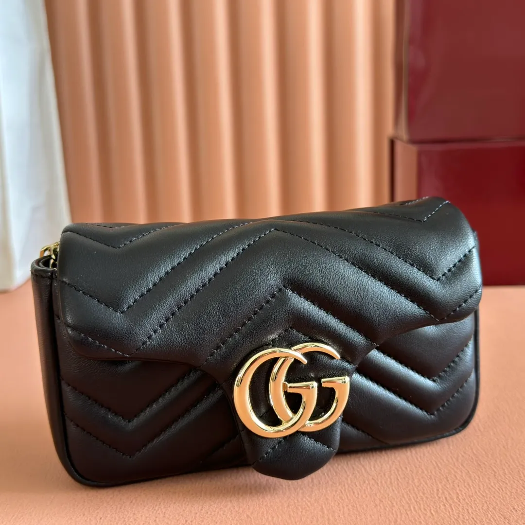 p900💋💋💋Imported original sheepskin pure copper hardware [Original leather configuration counter complete package] The brand's iconic GG Marmont series is ingeniously integrated with double G styling accessories and faceted chain straps, and soft leather is selected to create a bag with soft lines. This mini bag is embellished with the brand's archive logo, which debuted in the 1970s. Black V-shaped Matelassé sheepskin. Silver-tone hardware. Silver-tone hardware. Double G. Chain shoulder strap (60 cm high). Magnetic snap closure. Weight: approx. 0.35 kg. Ident number: 841290. Dimensions: 16.5cm (width) x 9.5cm (height) x 4.5cm (depth) Color: black full leather/original leather. Made in Italy