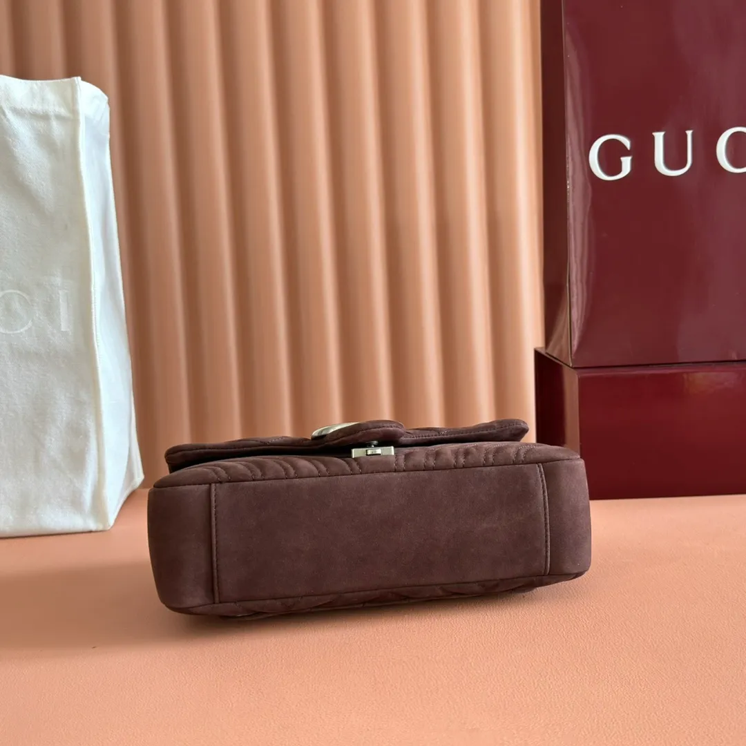 p1360. 💋💋💋【With full set of original counter packaging】The brand's iconic GG Marmont series is ingeniously integrated with double G styling accessories and faceted chain straps to create a soft and fashionable bag. Simple and neat back pockets make medium and large bags more practical. Dark brown quilted V-shaped nubuck leather Dark brown calfskin Silver-toned hardware Beige cotton and linen lining Double G Interior: 1 zipped pocket External: 1 open pocket Sliding chain strap that can be used as a shoulder strap (56 cm high) Spring-buckle flap Model: 837267. Dimensions: 26cm (width) x 15cm (height) x 7cm (depth) Weight: approx. 0.65kg Color: Matte brown. Made in Italy