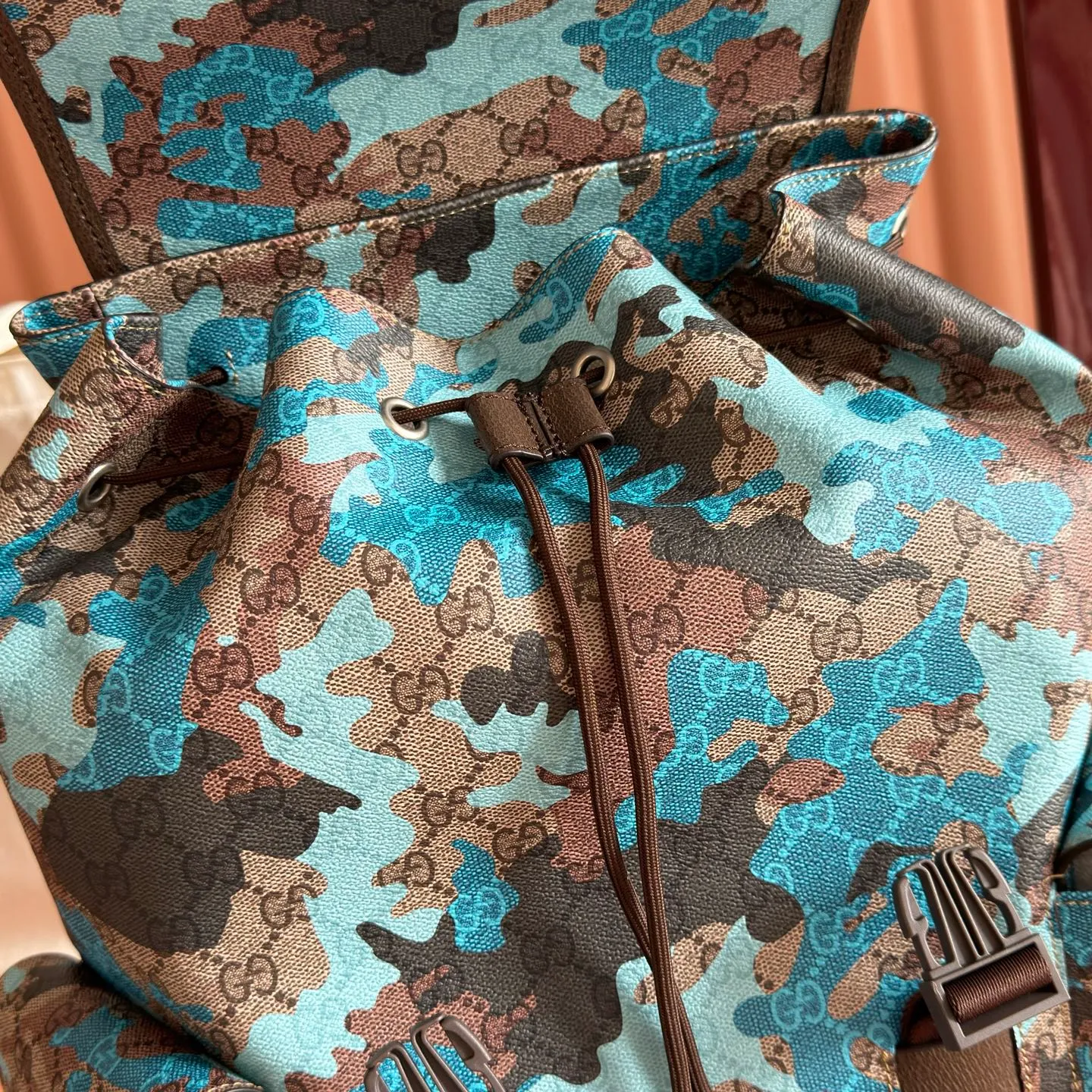 p1320. 💋💋💋【With full set of original counter packaging】💕Vivid camouflage combined with unique color matching, a new interpretation of the classic GG pattern. This large backpack is made of coated fabric with a marbled GG monogram pattern and is crafted with Double G details. Green and yellow camouflage marbled GG coated fabric Brown leather trim Palladium tone hardware Unique cotton and linen lining Double G Padded mesh at back Canvas shoulder strap Interior: 1 padded laptop compartment Exterior: 2 flap side pockets Handle height: 8.5 cm Flap closure Ident No.: 839110. Dimensions: 35cm (width) x 46cm (height) x 12cm (depth) Weight: about 1.4kg Color: brown/blue camouflage pvc. Made in Italy