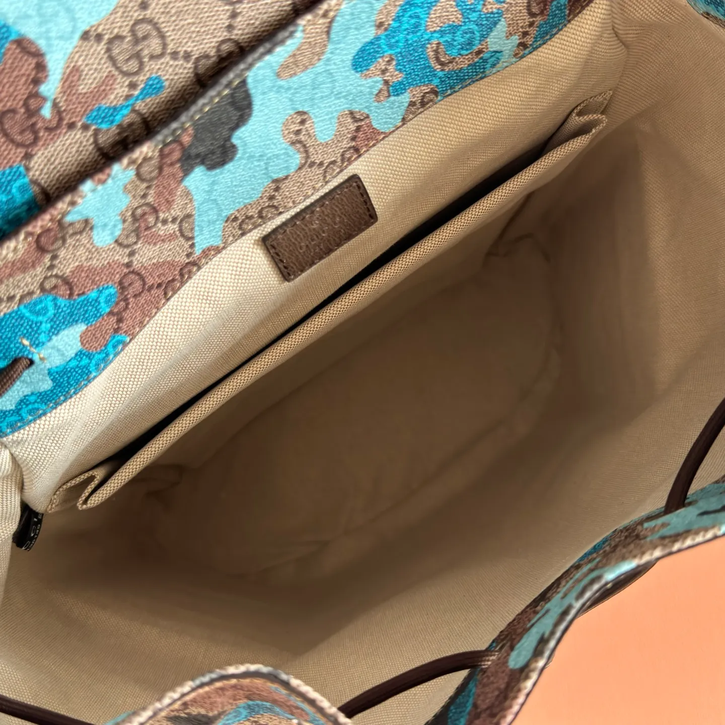 p1320. 💋💋💋【With full set of original counter packaging】💕Vivid camouflage combined with unique color matching, a new interpretation of the classic GG pattern. This large backpack is made of coated fabric with a marbled GG monogram pattern and is crafted with Double G details. Green and yellow camouflage marbled GG coated fabric Brown leather trim Palladium tone hardware Unique cotton and linen lining Double G Padded mesh at back Canvas shoulder strap Interior: 1 padded laptop compartment Exterior: 2 flap side pockets Handle height: 8.5 cm Flap closure Ident No.: 839110. Dimensions: 35cm (width) x 46cm (height) x 12cm (depth) Weight: about 1.4kg Color: brown/blue camouflage pvc. Made in Italy