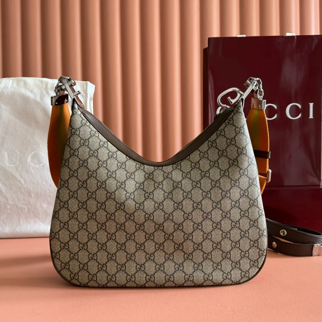 p1400. 📣📣📣【Original leather accessories🌈(equipped with full counter packaging)🔥🔥702823Gucci The Attache large shoulder bag "Gucci March of Love" is a new interpretation of the brand's archive elements, paying tribute to the enduring charm of Hollywood. This accessory features a recognizable crescent shape, and the G hook buckle adds a unique design aesthetic. The classic accessories are combined with soft materials to express retro charm. This large shoulder bag is made of beige and blue GG Supreme canvas, decorated with red and blue webbing. Hide details Beige and blue GG Supreme canvas with red and blue webbing. Gold-tone hardware Cotton and linen lining Additional leather shoulder strap Interior: 1 zipped pocket Removable webbing shoulder strap (50cm high) G-hook fastening with zip 35cm (W) x 32cm (H) x 6cm (D) Made in Italy