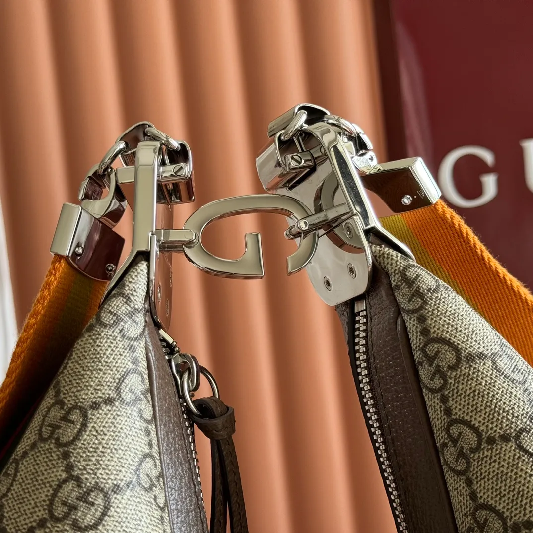 p1400. 📣📣📣【Original leather accessories🌈(equipped with full counter packaging)🔥🔥702823Gucci The Attache large shoulder bag "Gucci March of Love" is a new interpretation of the brand's archive elements, paying tribute to the enduring charm of Hollywood. This accessory features a recognizable crescent shape, and the G hook buckle adds a unique design aesthetic. The classic accessories are combined with soft materials to express retro charm. This large shoulder bag is made of beige and blue GG Supreme canvas, decorated with red and blue webbing. Hide details Beige and blue GG Supreme canvas with red and blue webbing. Gold-tone hardware Cotton and linen lining Additional leather shoulder strap Interior: 1 zipped pocket Removable webbing shoulder strap (50cm high) G-hook fastening with zip 35cm (W) x 32cm (H) x 6cm (D) Made in Italy