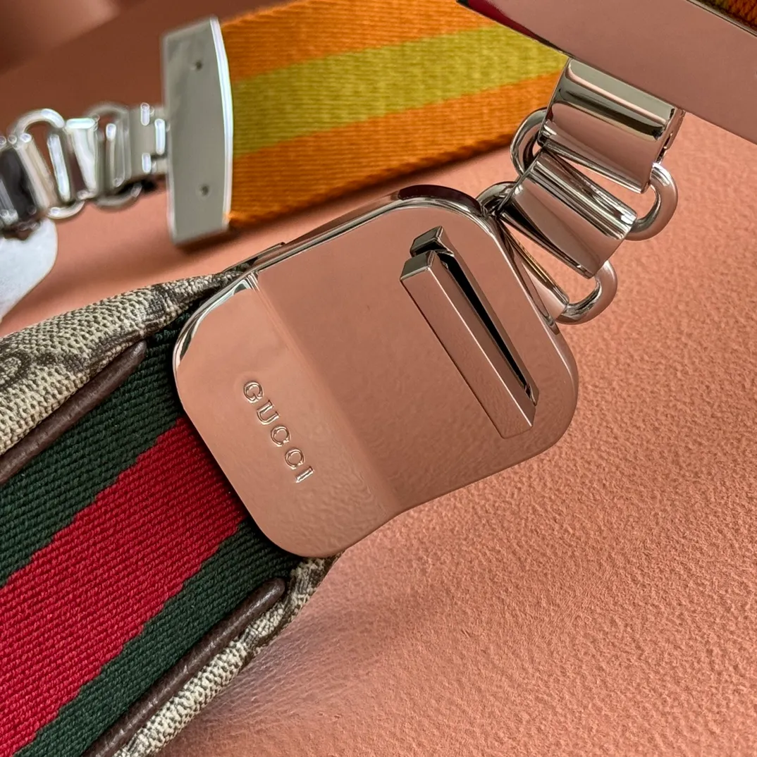 p1400. 📣📣📣【Original leather accessories🌈(equipped with full counter packaging)🔥🔥702823Gucci The Attache large shoulder bag "Gucci March of Love" is a new interpretation of the brand's archive elements, paying tribute to the enduring charm of Hollywood. This accessory features a recognizable crescent shape, and the G hook buckle adds a unique design aesthetic. The classic accessories are combined with soft materials to express retro charm. This large shoulder bag is made of beige and blue GG Supreme canvas, decorated with red and blue webbing. Hide details Beige and blue GG Supreme canvas with red and blue webbing. Gold-tone hardware Cotton and linen lining Additional leather shoulder strap Interior: 1 zipped pocket Removable webbing shoulder strap (50cm high) G-hook fastening with zip 35cm (W) x 32cm (H) x 6cm (D) Made in Italy