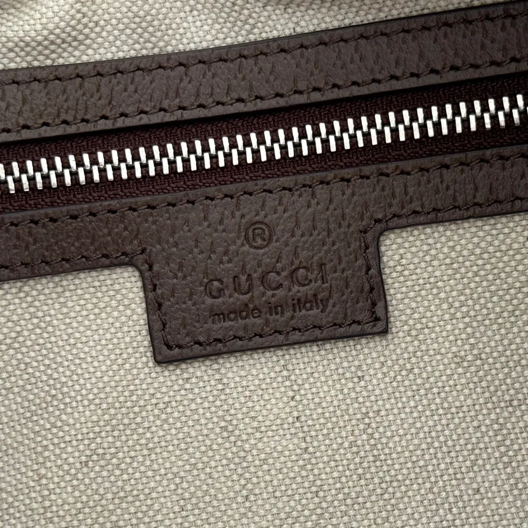 p1400. 📣📣📣【Original leather accessories🌈(equipped with full counter packaging)🔥🔥702823Gucci The Attache large shoulder bag "Gucci March of Love" is a new interpretation of the brand's archive elements, paying tribute to the enduring charm of Hollywood. This accessory features a recognizable crescent shape, and the G hook buckle adds a unique design aesthetic. The classic accessories are combined with soft materials to express retro charm. This large shoulder bag is made of beige and blue GG Supreme canvas, decorated with red and blue webbing. Hide details Beige and blue GG Supreme canvas with red and blue webbing. Gold-tone hardware Cotton and linen lining Additional leather shoulder strap Interior: 1 zipped pocket Removable webbing shoulder strap (50cm high) G-hook fastening with zip 35cm (W) x 32cm (H) x 6cm (D) Made in Italy