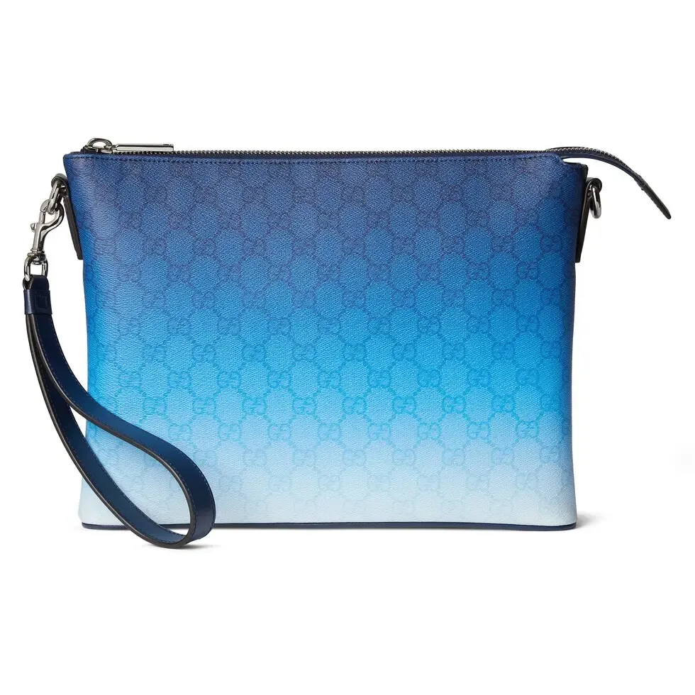 🔥The unique blue gradient effect print adds a fashionable aesthetic to this basic functional item. This clutch bag is made of GG Monogram coated fabric and has an all-over gradient print for an elegant style. Gradient blue GG Monogram coated fabric All-over gradient print Blue cotton and linen lining Interior: 1 zip pocket Detachable wrist strap (17 cm high) Zip closure Ref.: 835692. Dimensions: 31cm (width) x 24.5cm (height) x 5cm (depth) Weight: approx. 0.7kg Color: gradient blue/original leather. Made in Italy