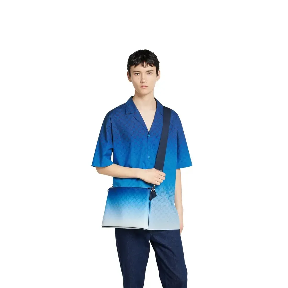 🔥The unique blue gradient effect print adds a fashionable aesthetic to this basic functional item. This clutch bag is made of GG Monogram coated fabric and has an all-over gradient print for an elegant style. Gradient blue GG Monogram coated fabric All-over gradient print Blue cotton and linen lining Interior: 1 zip pocket Detachable wrist strap (17 cm high) Zip closure Ref.: 835692. Dimensions: 31cm (width) x 24.5cm (height) x 5cm (depth) Weight: approx. 0.7kg Color: gradient blue/original leather. Made in Italy