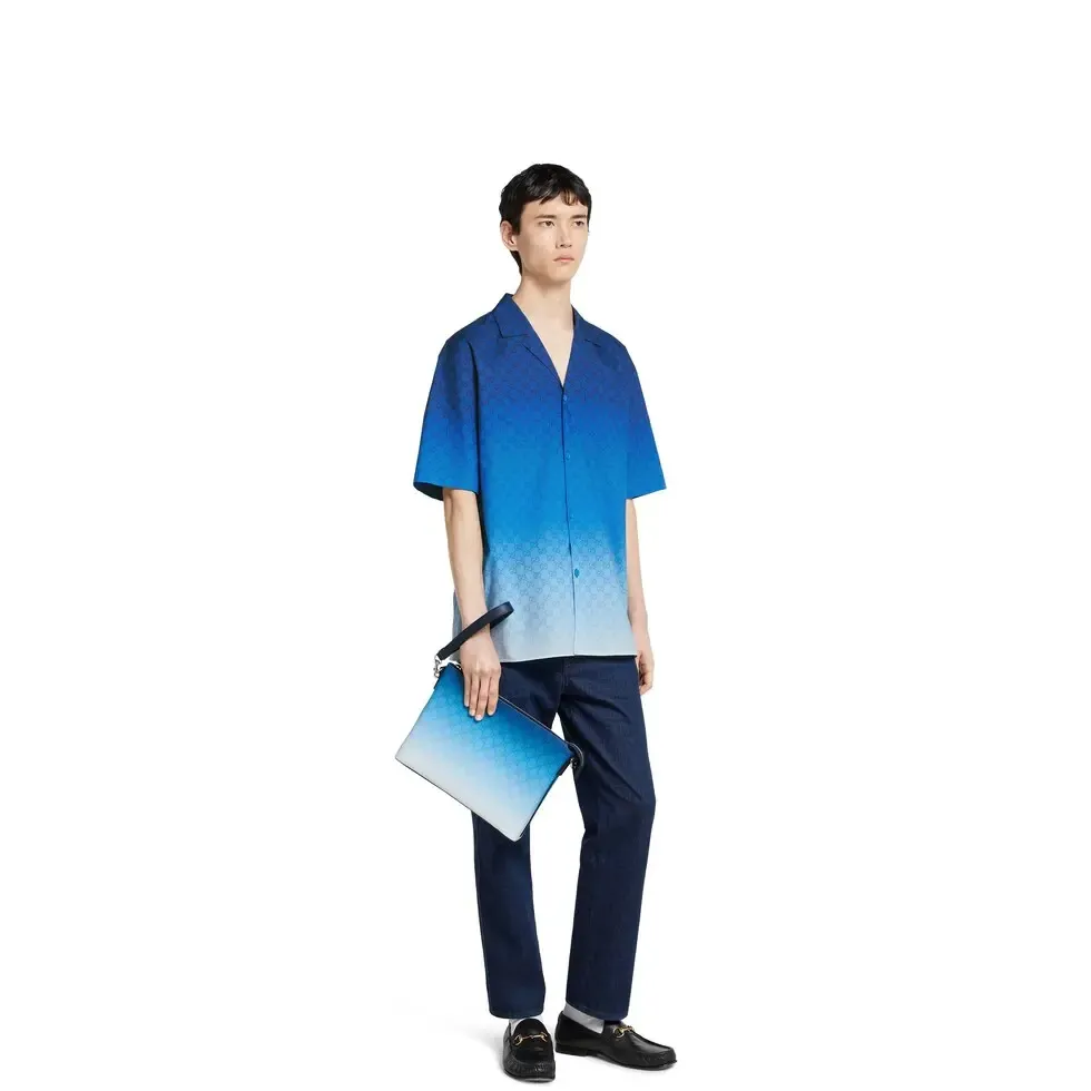 🔥The unique blue gradient effect print adds a fashionable aesthetic to this basic functional item. This clutch bag is made of GG Monogram coated fabric and has an all-over gradient print for an elegant style. Gradient blue GG Monogram coated fabric All-over gradient print Blue cotton and linen lining Interior: 1 zip pocket Detachable wrist strap (17 cm high) Zip closure Ref.: 835692. Dimensions: 31cm (width) x 24.5cm (height) x 5cm (depth) Weight: approx. 0.7kg Color: gradient blue/original leather. Made in Italy