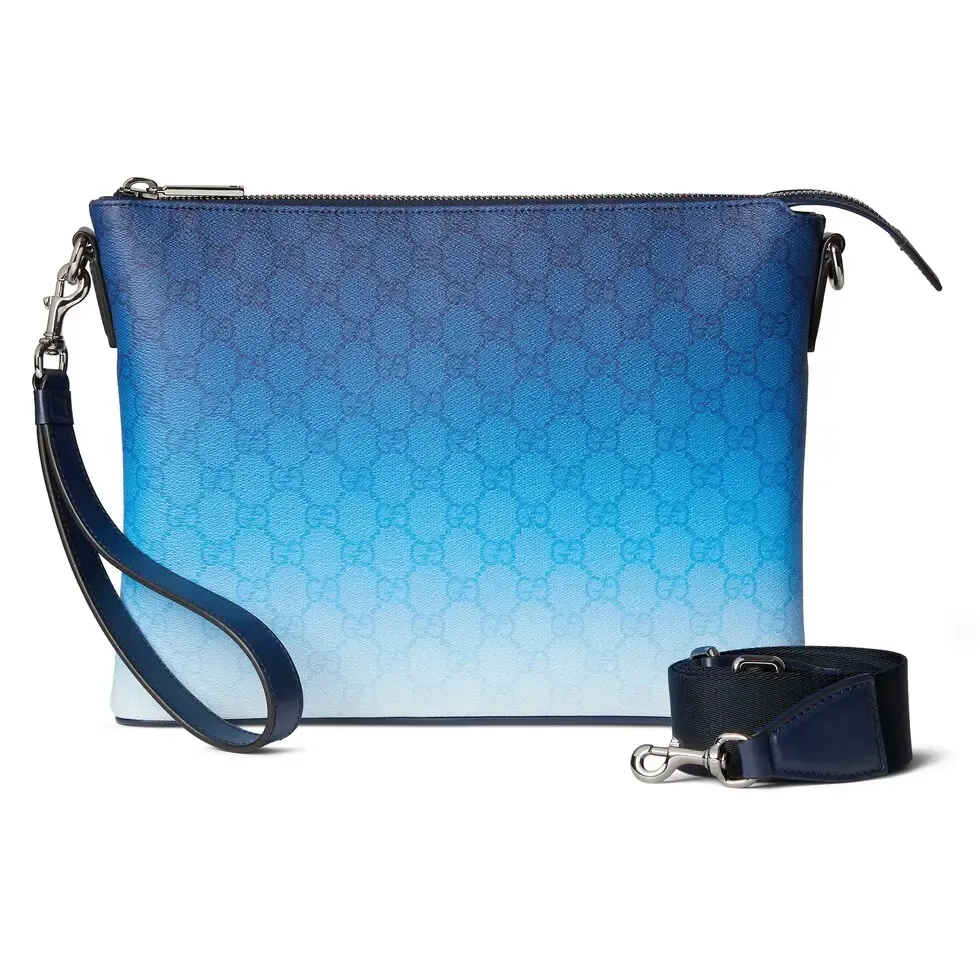 🔥The unique blue gradient effect print adds a fashionable aesthetic to this basic functional item. This clutch bag is made of GG Monogram coated fabric and has an all-over gradient print for an elegant style. Gradient blue GG Monogram coated fabric All-over gradient print Blue cotton and linen lining Interior: 1 zip pocket Detachable wrist strap (17 cm high) Zip closure Ref.: 835692. Dimensions: 31cm (width) x 24.5cm (height) x 5cm (depth) Weight: approx. 0.7kg Color: gradient blue/original leather. Made in Italy