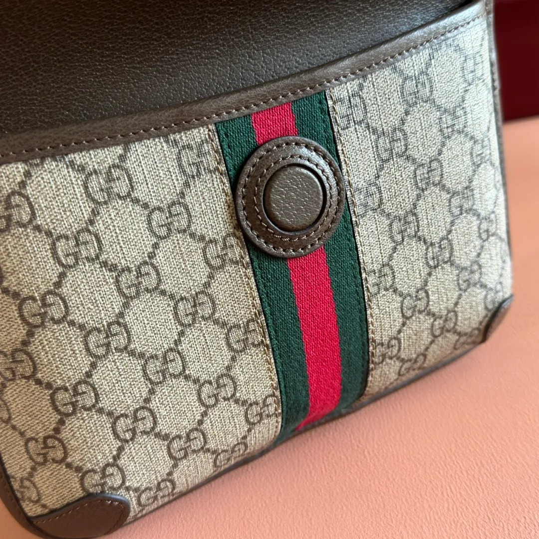 p640. 📣📣📣【Original leather accessories🌈 Equipped with full counter packaging】🔥🔥 Ophidia series GG small waist bag. The Ophidia series combines the traditional essence of Gucci with modern design to present dazzling new works with ingenuity. This men's belt bag cleverly combines Double G hardware and GG Supreme canvas, a new interpretation of the classic material in gray and black. The waist strap is adjustable to create a variety of carrying options. Gray and black GG Supreme canvas, gray leather trim, palladium tone hardware, cotton and linen lining Double G, belt length adjustable from 52 to 81 cm, flap with magnetic snap closure, weight: approx. 0.37 kg. Model: 752597. Dimensions: 23.9 (width) x 17 (height) x 3.6cm (depth) Color: brown/pvc. Made in Italy
