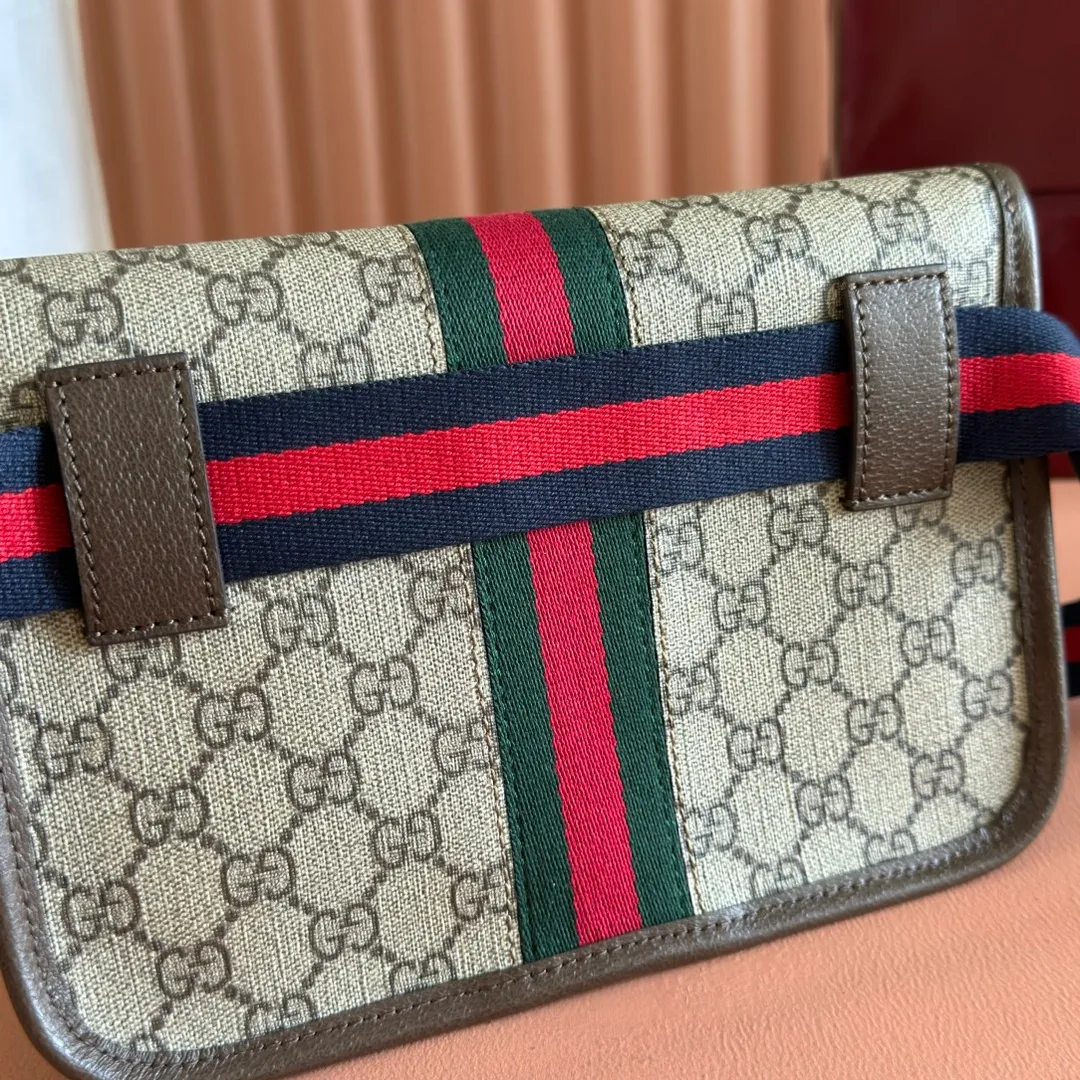 p640. 📣📣📣【Original leather accessories🌈 Equipped with full counter packaging】🔥🔥 Ophidia series GG small waist bag. The Ophidia series combines the traditional essence of Gucci with modern design to present dazzling new works with ingenuity. This men's belt bag cleverly combines Double G hardware and GG Supreme canvas, a new interpretation of the classic material in gray and black. The waist strap is adjustable to create a variety of carrying options. Gray and black GG Supreme canvas, gray leather trim, palladium tone hardware, cotton and linen lining Double G, belt length adjustable from 52 to 81 cm, flap with magnetic snap closure, weight: approx. 0.37 kg. Model: 752597. Dimensions: 23.9 (width) x 17 (height) x 3.6cm (depth) Color: brown/pvc. Made in Italy