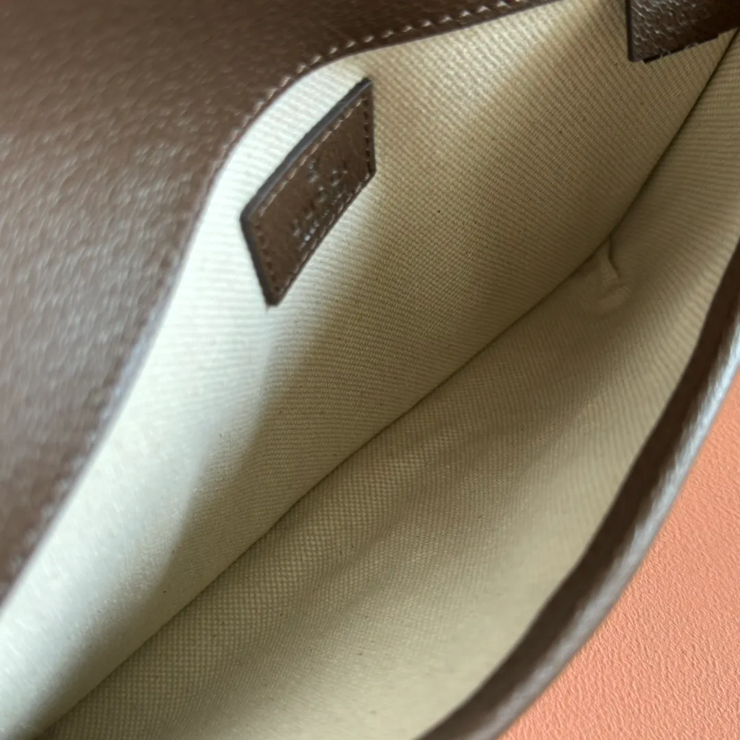 p640. 📣📣📣【Original leather accessories🌈 Equipped with full counter packaging】🔥🔥 Ophidia series GG small waist bag. The Ophidia series combines the traditional essence of Gucci with modern design to present dazzling new works with ingenuity. This men's belt bag cleverly combines Double G hardware and GG Supreme canvas, a new interpretation of the classic material in gray and black. The waist strap is adjustable to create a variety of carrying options. Gray and black GG Supreme canvas, gray leather trim, palladium tone hardware, cotton and linen lining Double G, belt length adjustable from 52 to 81 cm, flap with magnetic snap closure, weight: approx. 0.37 kg. Model: 752597. Dimensions: 23.9 (width) x 17 (height) x 3.6cm (depth) Color: brown/pvc. Made in Italy