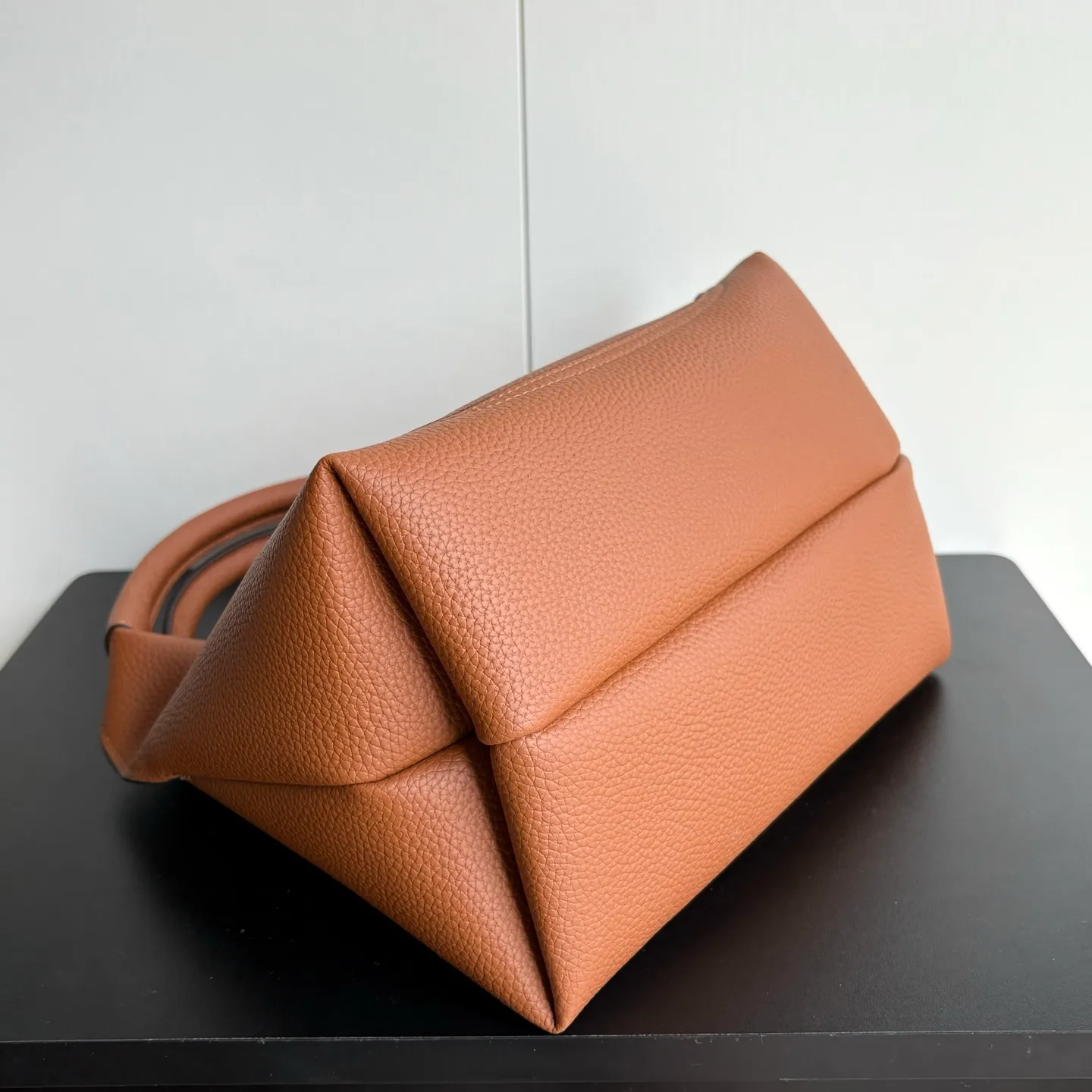Upgraded version of real shot #💰320 Style number: 837467 earthy yellow Size: 27.5X21X16～ Gucci Softbit series small shoulder bag, ingeniously integrated with the brand's classic equestrian style accessories with half horse bit shape. The handle is 15 cm high and can be opened and closed with a magnetic buckle.