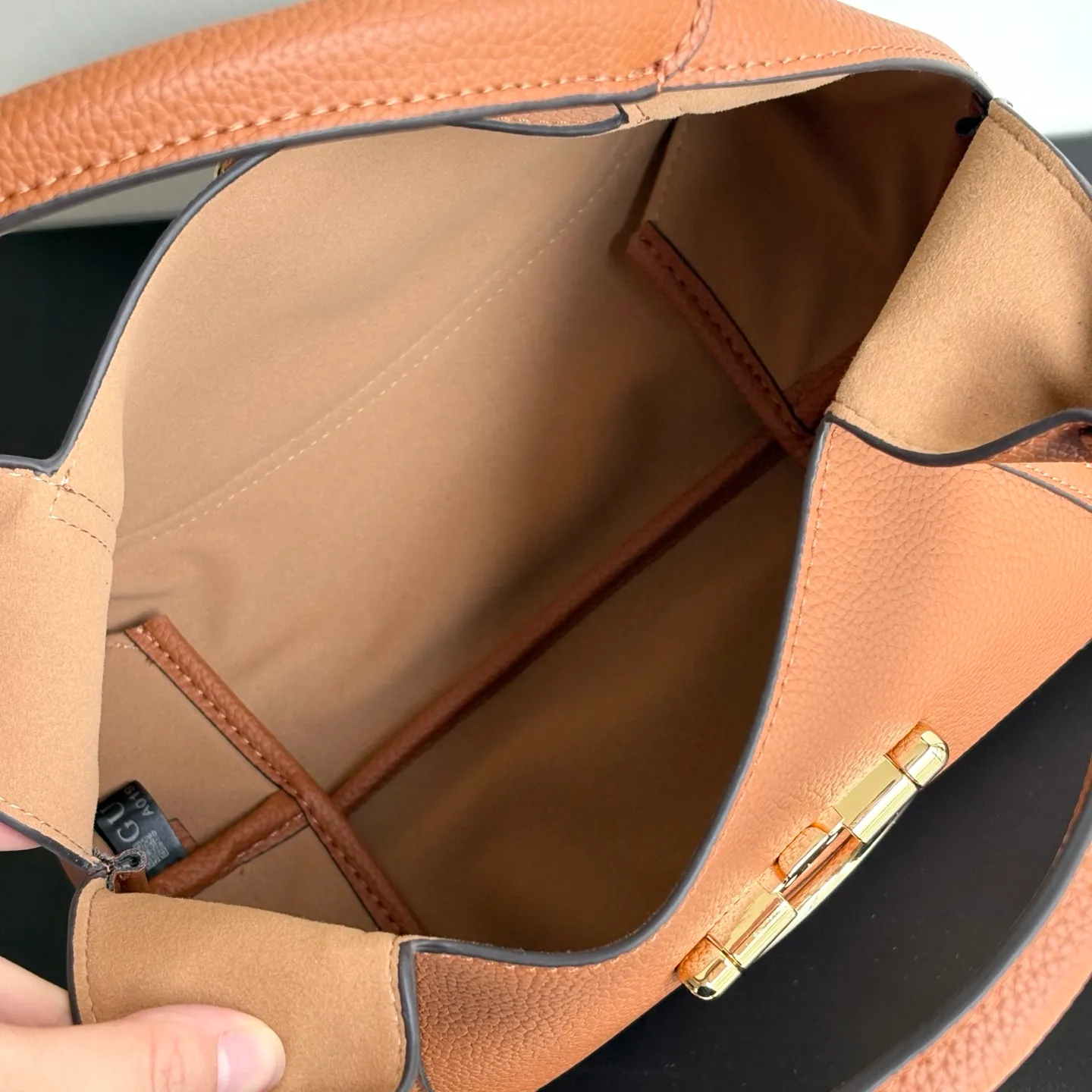 Upgraded version of real shot #💰320 Style number: 837467 earthy yellow Size: 27.5X21X16～ Gucci Softbit series small shoulder bag, ingeniously integrated with the brand's classic equestrian style accessories with half horse bit shape. The handle is 15 cm high and can be opened and closed with a magnetic buckle.
