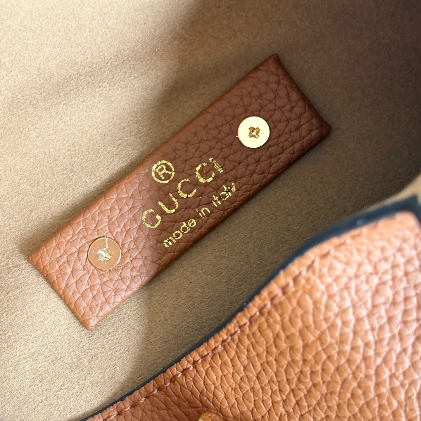 Upgraded version of real shot #💰320 Style number: 837467 earthy yellow Size: 27.5X21X16～ Gucci Softbit series small shoulder bag, ingeniously integrated with the brand's classic equestrian style accessories with half horse bit shape. The handle is 15 cm high and can be opened and closed with a magnetic buckle.