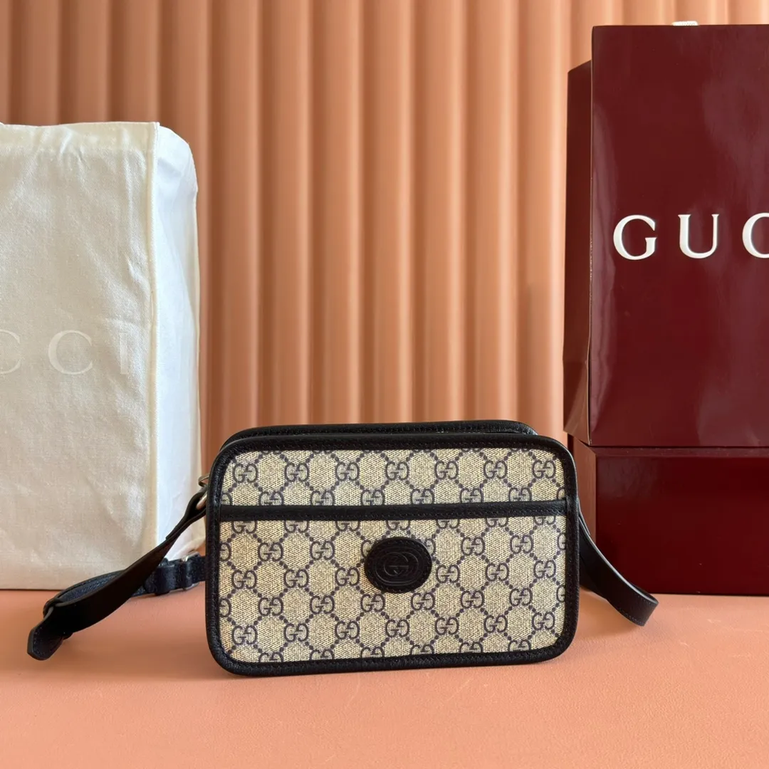 p860. 💋💋💋【Original leather accessories🌈 Equipped with full counter packaging】🔥🔥Gucci meo vintage crossbody bag, mini bag stands out in the Infinity Overture series, injecting modern design essence into retro style. The mini handbag is decorated with an oval leather label and is matched with the brand's iconic element, the cat head. The brand's classic elements are all integrated into one, classic and retro yet so versatile and cute. Style number: 658572. Size: 22.5*14*7cm. Color: blue/pvc.