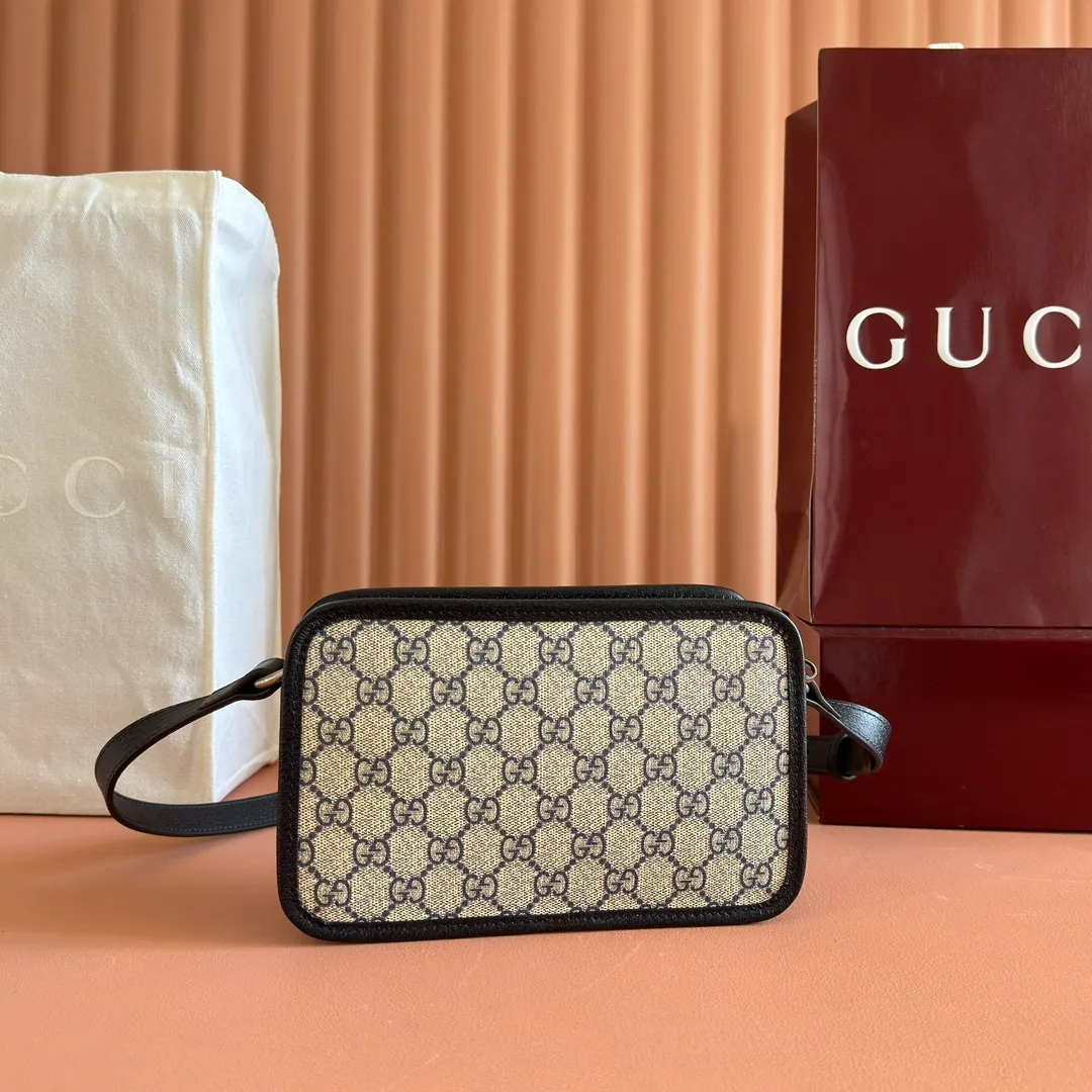 p860. 💋💋💋【Original leather accessories🌈 Equipped with full counter packaging】🔥🔥Gucci meo vintage crossbody bag, mini bag stands out in the Infinity Overture series, injecting modern design essence into retro style. The mini handbag is decorated with an oval leather label and is matched with the brand's iconic element, the cat head. The brand's classic elements are all integrated into one, classic and retro yet so versatile and cute. Style number: 658572. Size: 22.5*14*7cm. Color: blue/pvc.