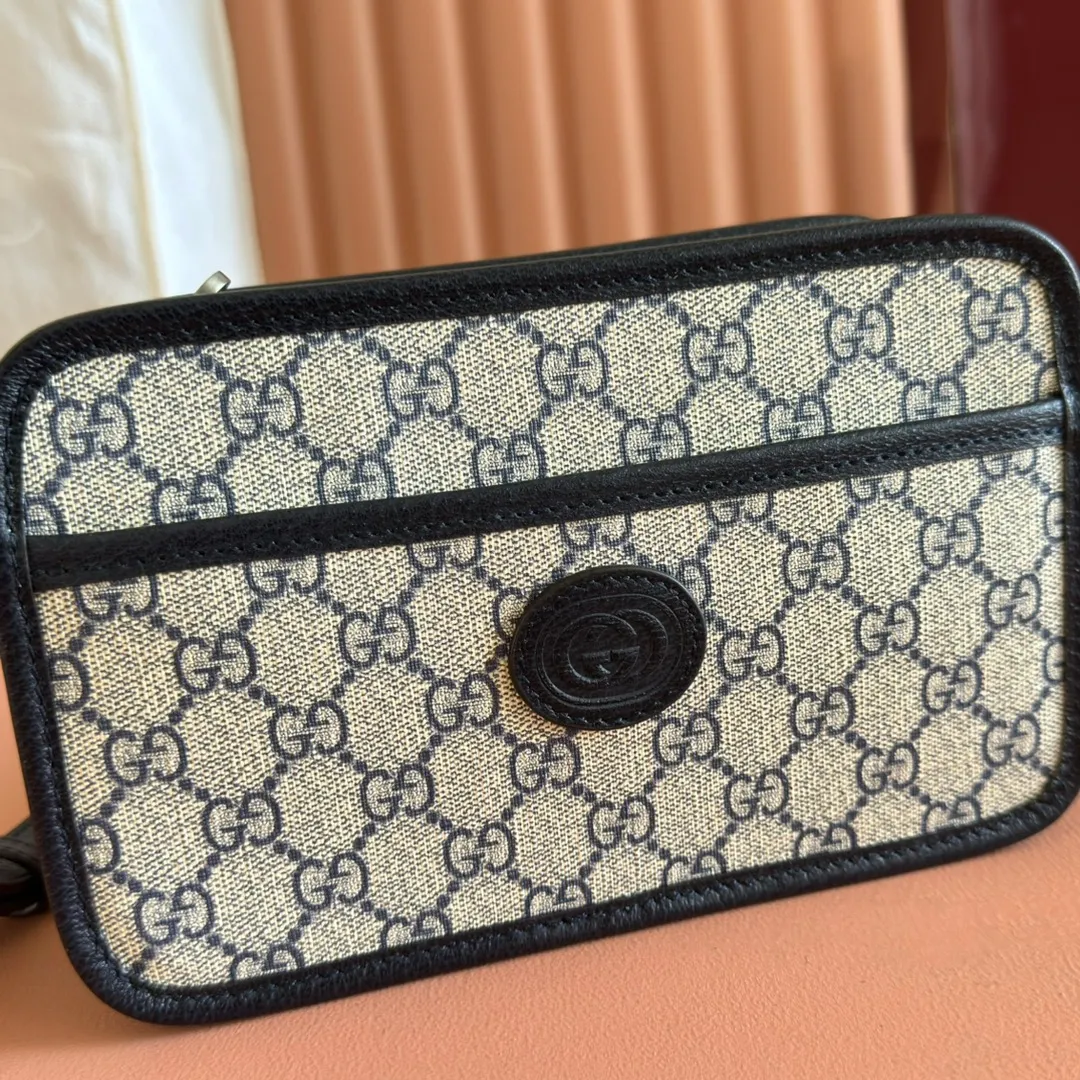 p860. 💋💋💋【Original leather accessories🌈 Equipped with full counter packaging】🔥🔥Gucci meo vintage crossbody bag, mini bag stands out in the Infinity Overture series, injecting modern design essence into retro style. The mini handbag is decorated with an oval leather label and is matched with the brand's iconic element, the cat head. The brand's classic elements are all integrated into one, classic and retro yet so versatile and cute. Style number: 658572. Size: 22.5*14*7cm. Color: blue/pvc.