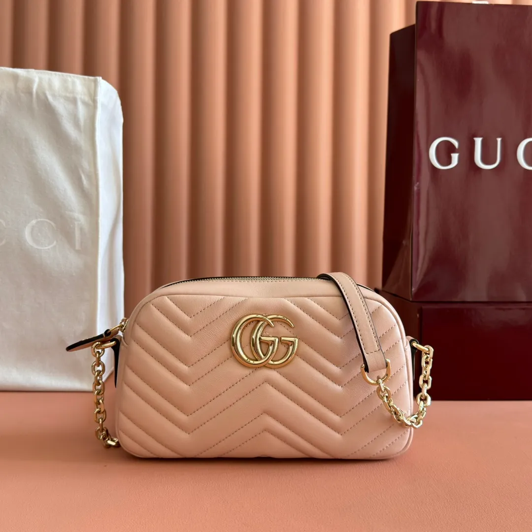 p1040. 💋💋💋【With full set of original counter packaging】GG Marmont is the brand's iconic series. Its features include the symbolic double G logo, sharp-edged chain straps and modern silhouettes. This new camera bag highlights exquisite handcraftsmanship with its ultra-soft premium leather and refined hardware details in glossy gold tones. White quilted diamond nappa leather Light gold-toned hardware White viscose lining Double G Adjustable chain shoulder strap (60 cm) can also be worn as a crossbody bag Zip closure Ref.: 855273. Dimensions: 24cm (width) x 15cm (height) x 8cm (depth) Color: pink sheepskin. Made in Italy