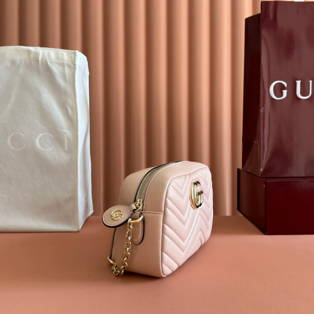 p1040. 💋💋💋【With full set of original counter packaging】GG Marmont is the brand's iconic series. Its features include the symbolic double G logo, sharp-edged chain straps and modern silhouettes. This new camera bag highlights exquisite handcraftsmanship with its ultra-soft premium leather and refined hardware details in glossy gold tones. White quilted diamond nappa leather Light gold-toned hardware White viscose lining Double G Adjustable chain shoulder strap (60 cm) can also be worn as a crossbody bag Zip closure Ref.: 855273. Dimensions: 24cm (width) x 15cm (height) x 8cm (depth) Color: pink sheepskin. Made in Italy