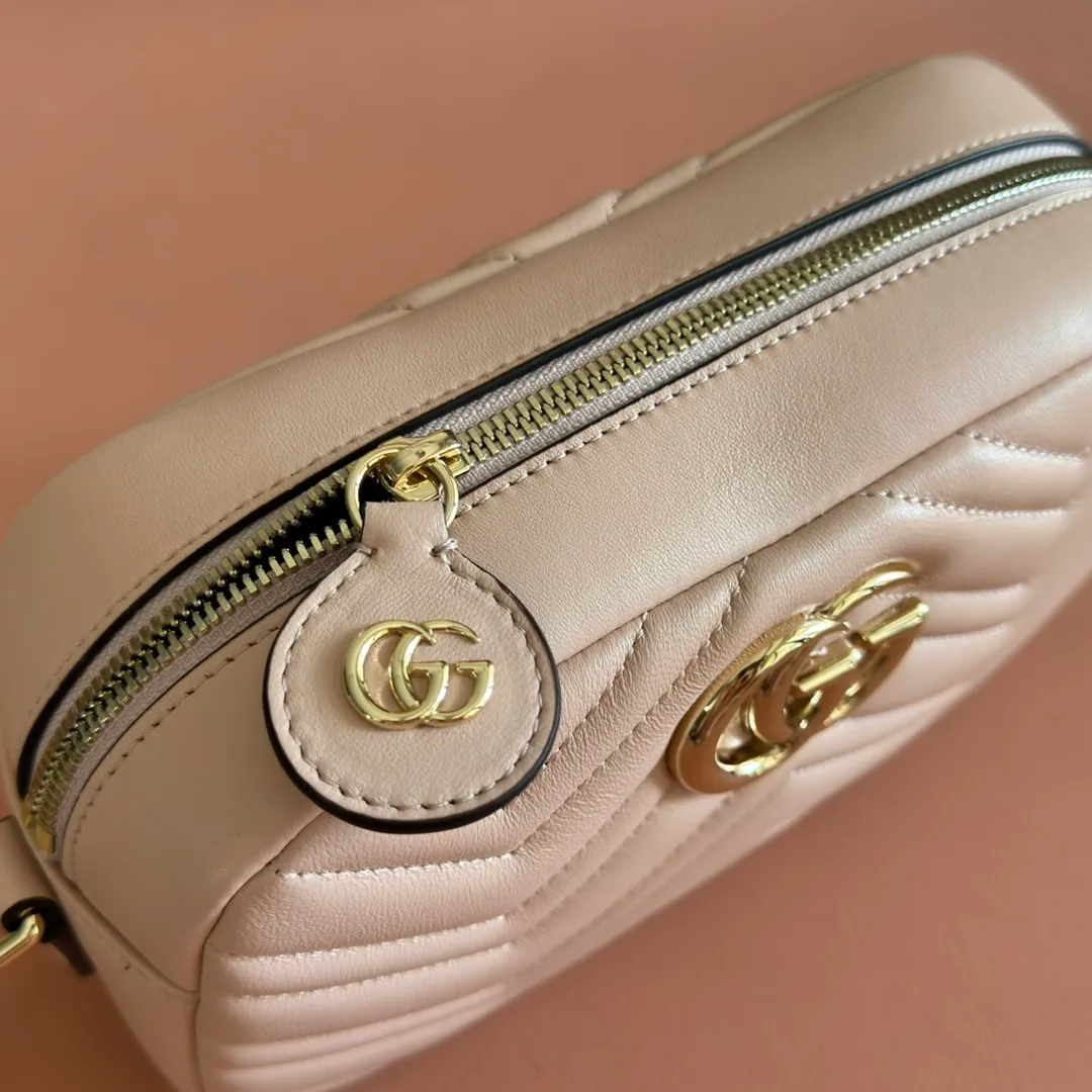 p1040. 💋💋💋【With full set of original counter packaging】GG Marmont is the brand's iconic series. Its features include the symbolic double G logo, sharp-edged chain straps and modern silhouettes. This new camera bag highlights exquisite handcraftsmanship with its ultra-soft premium leather and refined hardware details in glossy gold tones. White quilted diamond nappa leather Light gold-toned hardware White viscose lining Double G Adjustable chain shoulder strap (60 cm) can also be worn as a crossbody bag Zip closure Ref.: 855273. Dimensions: 24cm (width) x 15cm (height) x 8cm (depth) Color: pink sheepskin. Made in Italy