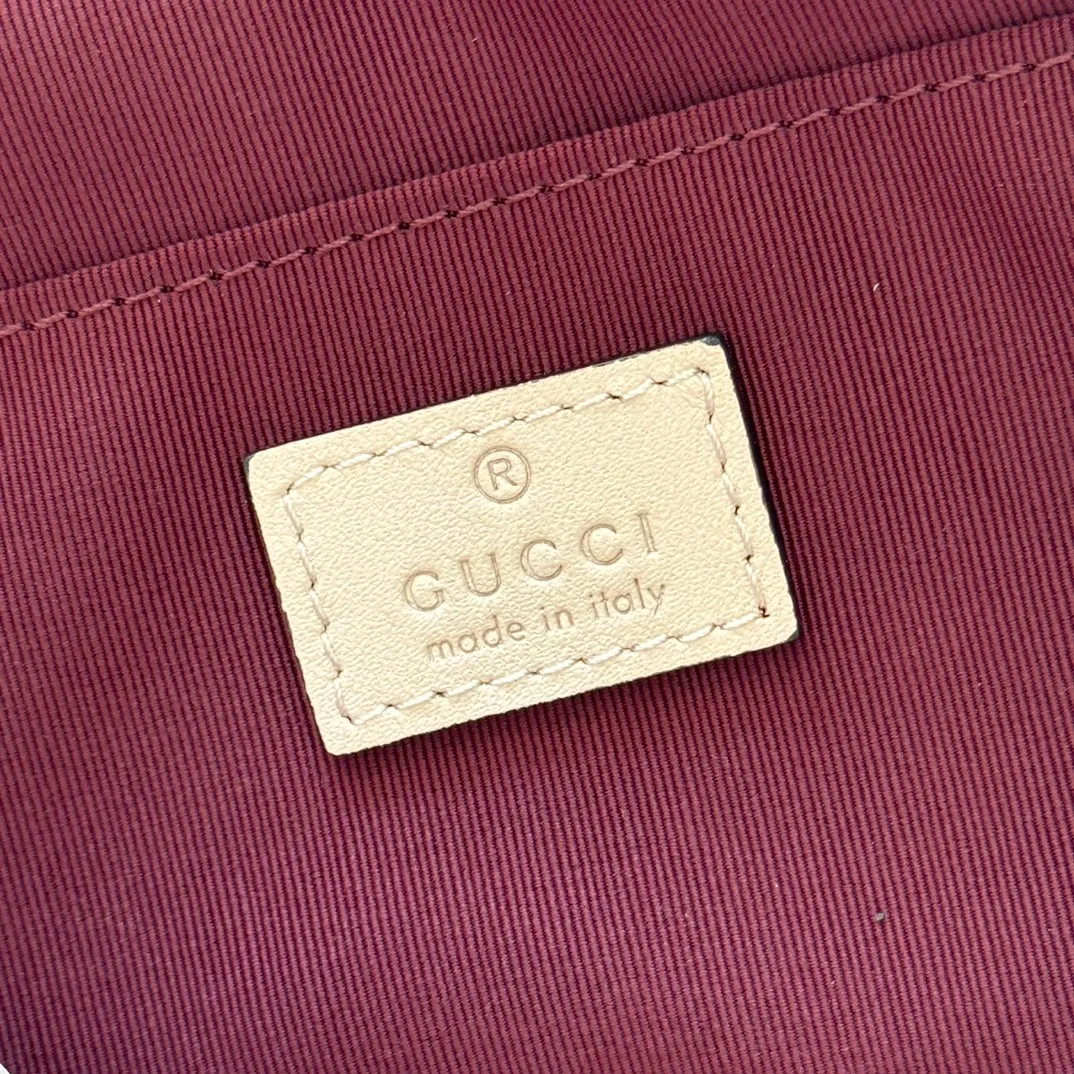 p1040. 💋💋💋【With full set of original counter packaging】GG Marmont is the brand's iconic series. Its features include the symbolic double G logo, sharp-edged chain straps and modern silhouettes. This new camera bag highlights exquisite handcraftsmanship with its ultra-soft premium leather and refined hardware details in glossy gold tones. White quilted diamond nappa leather Light gold-toned hardware White viscose lining Double G Adjustable chain shoulder strap (60 cm) can also be worn as a crossbody bag Zip closure Ref.: 855273. Dimensions: 24cm (width) x 15cm (height) x 8cm (depth) Color: pink sheepskin. Made in Italy