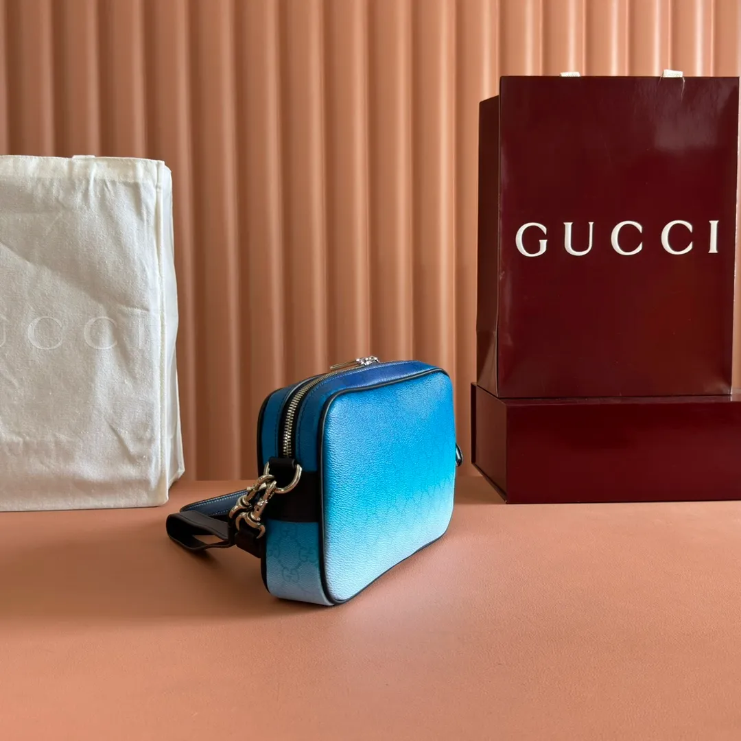 p940. 💋💋💋"With full set of original factory counter packaging" [New product] The unique blue gradient effect printing adds fashionable beauty to this basic functional item. This cross-body bag is made of GG Monogram coated fabric, with all-over gradient printing showing off its ingenious design. Gradient blue GG Monogram coated fabric Dark blue leather trim All-over gradient print Blue cotton and linen lining Interior: 1 zip pocket Handle height: 15.7 cm Removable and adjustable leather shoulder strap (48 cm height) Zip closure Dimensions: 835691. Dimensions: 25cm (width) x 16cm (height) x 4.5cm (depth) Weight: approx. 0.4kg Color: gradient blue/original leather. Made in Italy