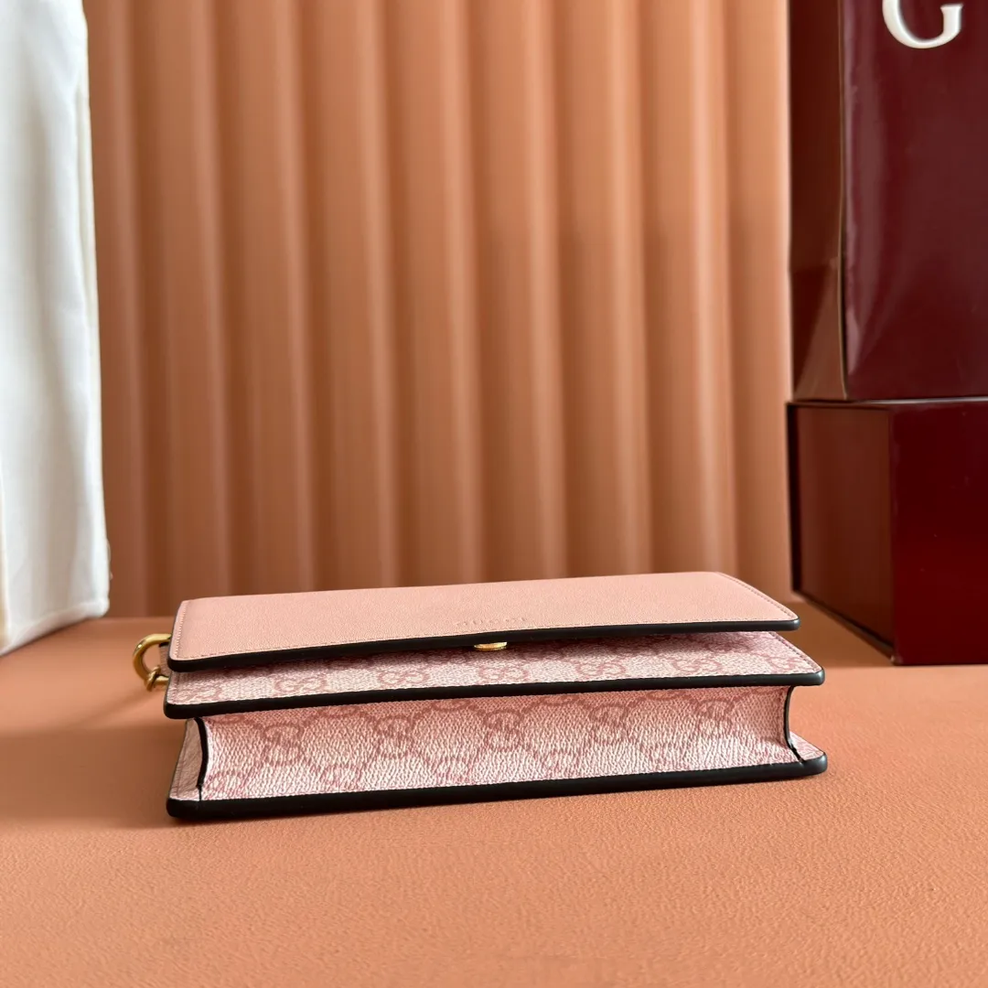 p640. Equipped with a full set of packaging at the counter [New Product] The GG Emblem series reinterprets the brand's timeless elegance and exquisite craftsmanship. This sage-green chain wallet is crafted from leather and GG monogram coated fabric and features a chain strap. Grey-green glossy leather Grey-green GG Supreme canvas Gucci print embossed details Taffeta lining Interior: 6 card compartments, 2 flat pockets, 1 zipped pocket Chain shoulder strap (52 cm high) Ident.: 826720. Dimensions: 20 cm (width) x 13 cm (height) x 4 cm (depth) Weight: about 413 grams Color: pink gray pvc/original leather. Made in Italy