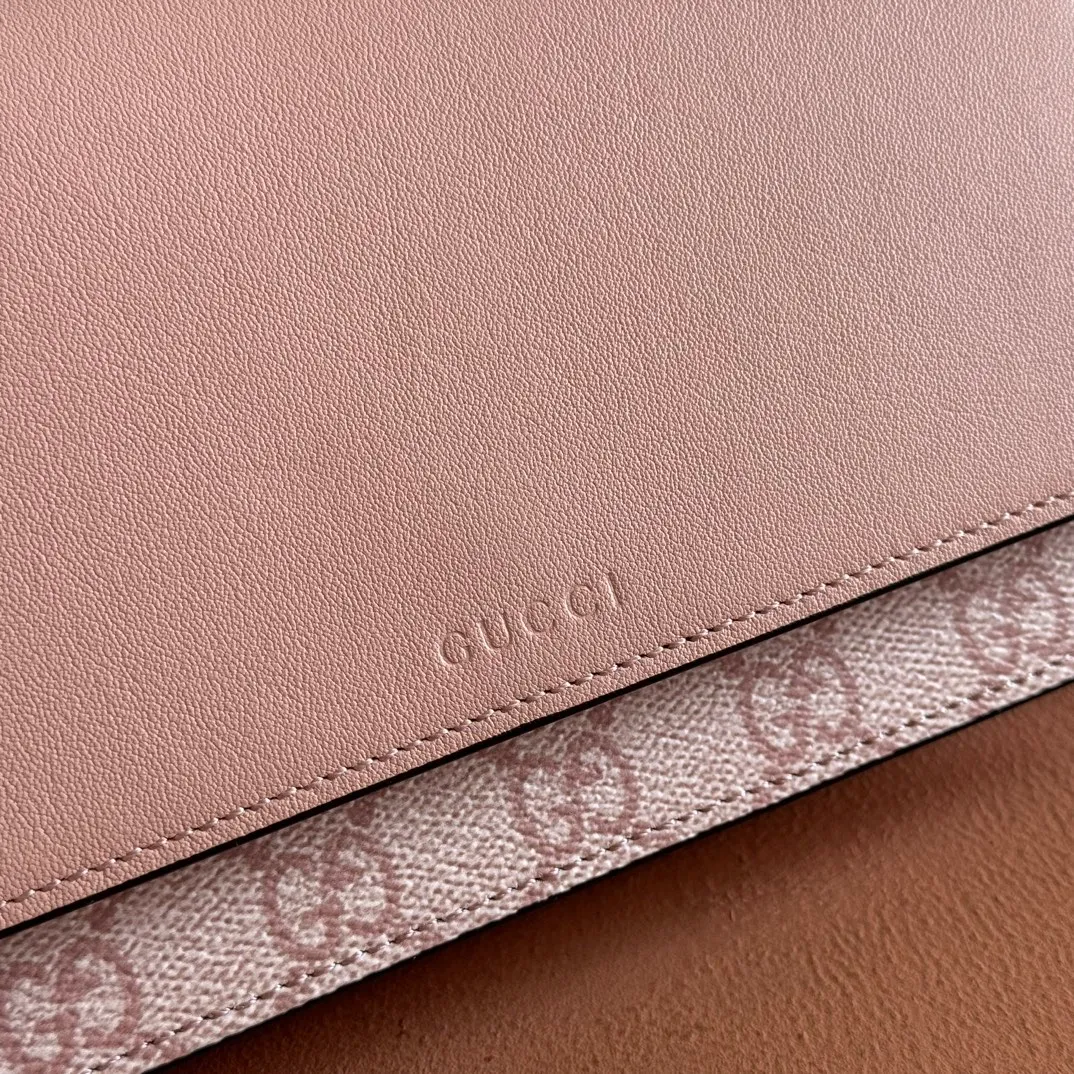 p640. Equipped with a full set of packaging at the counter [New Product] The GG Emblem series reinterprets the brand's timeless elegance and exquisite craftsmanship. This sage-green chain wallet is crafted from leather and GG monogram coated fabric and features a chain strap. Grey-green glossy leather Grey-green GG Supreme canvas Gucci print embossed details Taffeta lining Interior: 6 card compartments, 2 flat pockets, 1 zipped pocket Chain shoulder strap (52 cm high) Ident.: 826720. Dimensions: 20 cm (width) x 13 cm (height) x 4 cm (depth) Weight: about 413 grams Color: pink gray pvc/original leather. Made in Italy