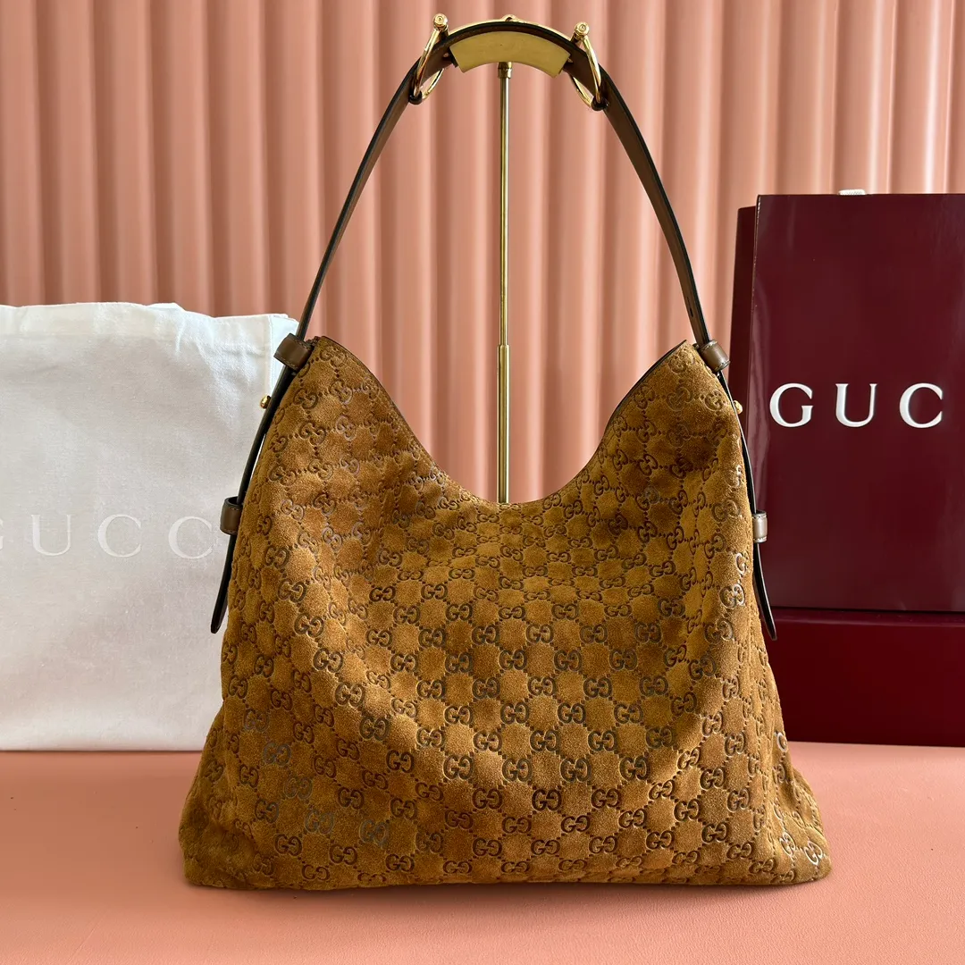 p1520💋💋💋【With full set of original counter gift bag packaging】2025 autumn and winter series, Gucci Beatrix series handbags are crafted from black cow leather material and equipped with iconic horsebit detail shoulder straps, adding brand connotation to the casual silhouette. Gold-toned accessories add a refined touch, and a zippered pocket inside keeps daily essentials secure. Combining elegant design with practical performance, it easily accommodates daily essentials. Black soft glossy calf leather Gold-tone hardware Black cotton and linen blend lining Horsebit detail on shoulder strap Interior: Zip pocket Adjustable shoulder strap Height: 26cm - 33cm; Length: 94cm Ident: 850546. Dimensions: 40cm (width) x 36cm (height) x 12cm (depth) Weight: approx. 1kg Color: brown frosted leather. Made in Italy